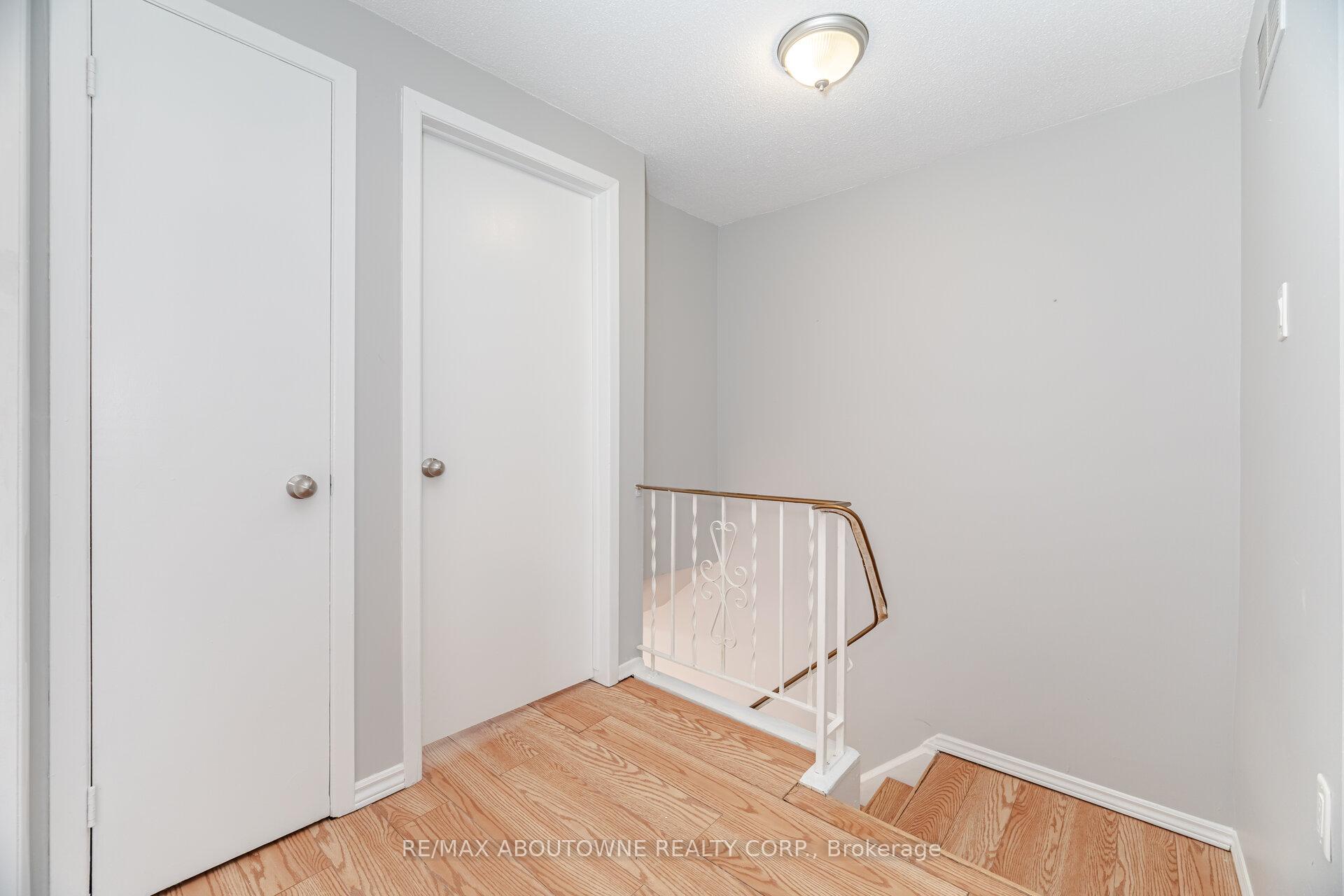 3 Bedrooms Condo at 961 Francis,  Burlington For sale