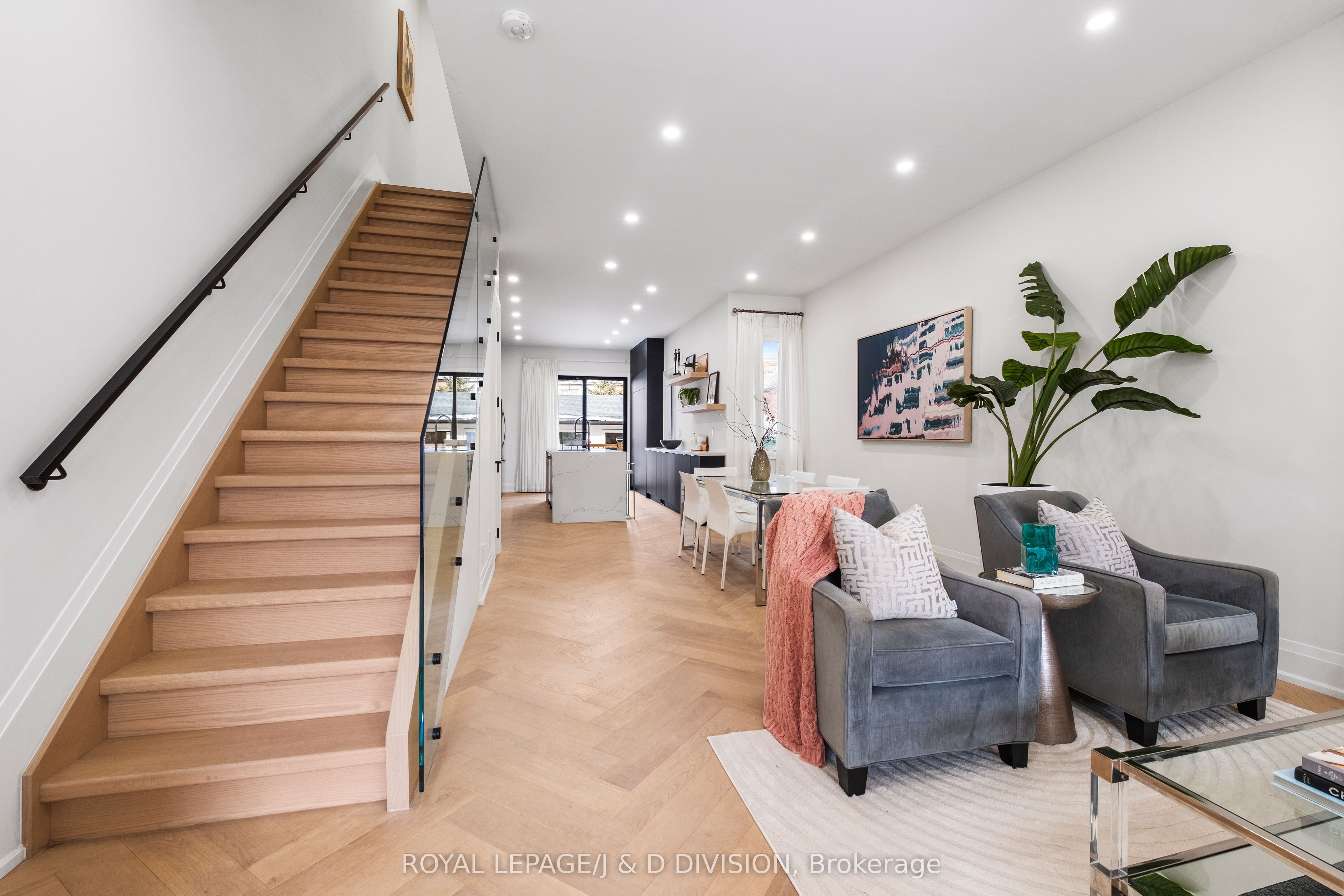 28 Melville Avenue, Toronto, ON M6G 1Y2