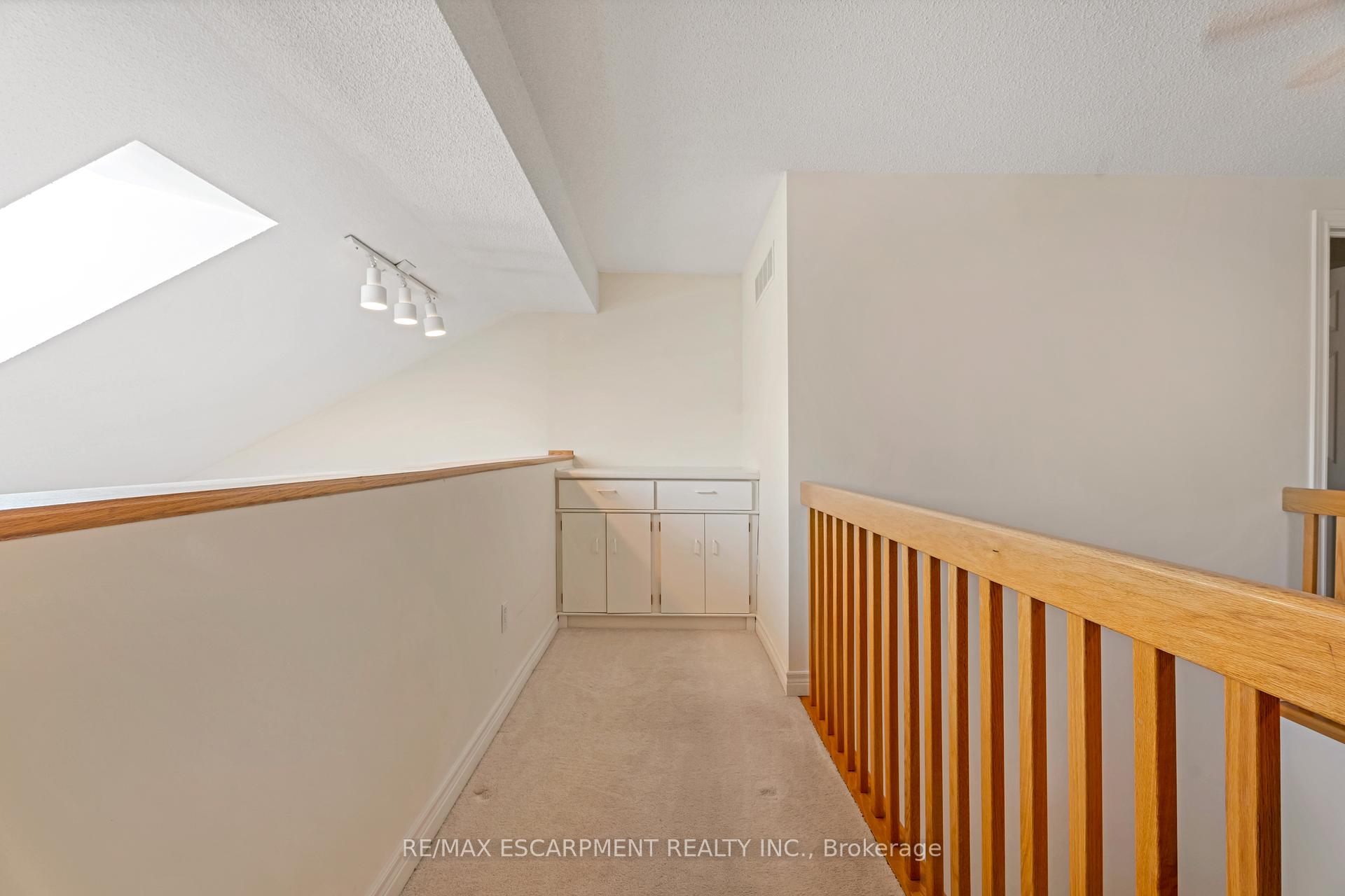 2 Bedrooms Condo at 810 Golf Links, Hamilton For sale