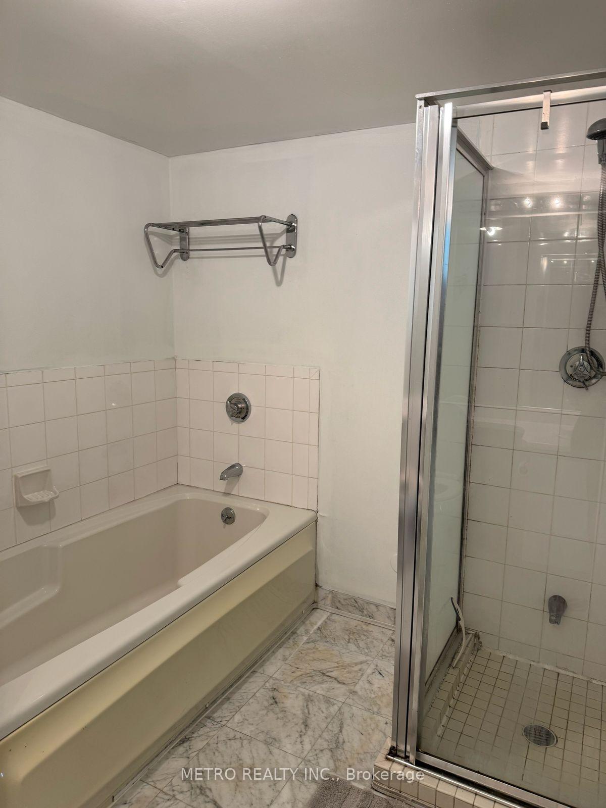 2 Bedrooms Condo at 10 Yonge, Toronto For sale