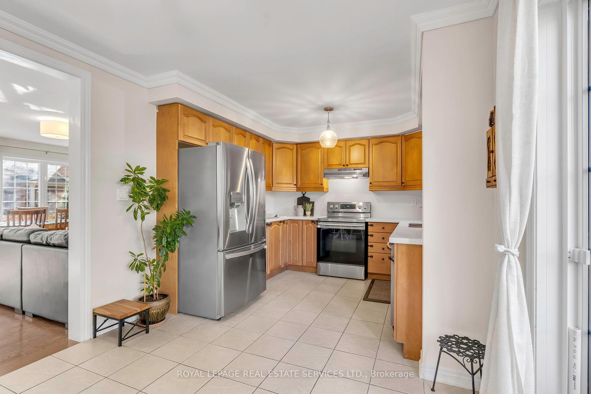 3 Bedrooms Condo at 3040 Fifth, Mississauga For sale