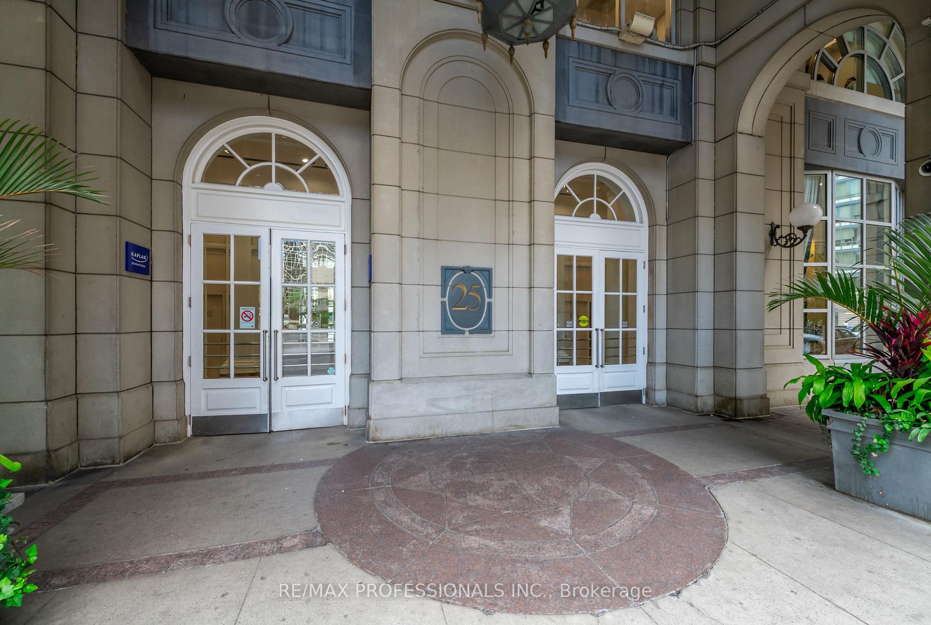 2 Bedrooms Condo at 25 The Esplanade, Toronto For sale