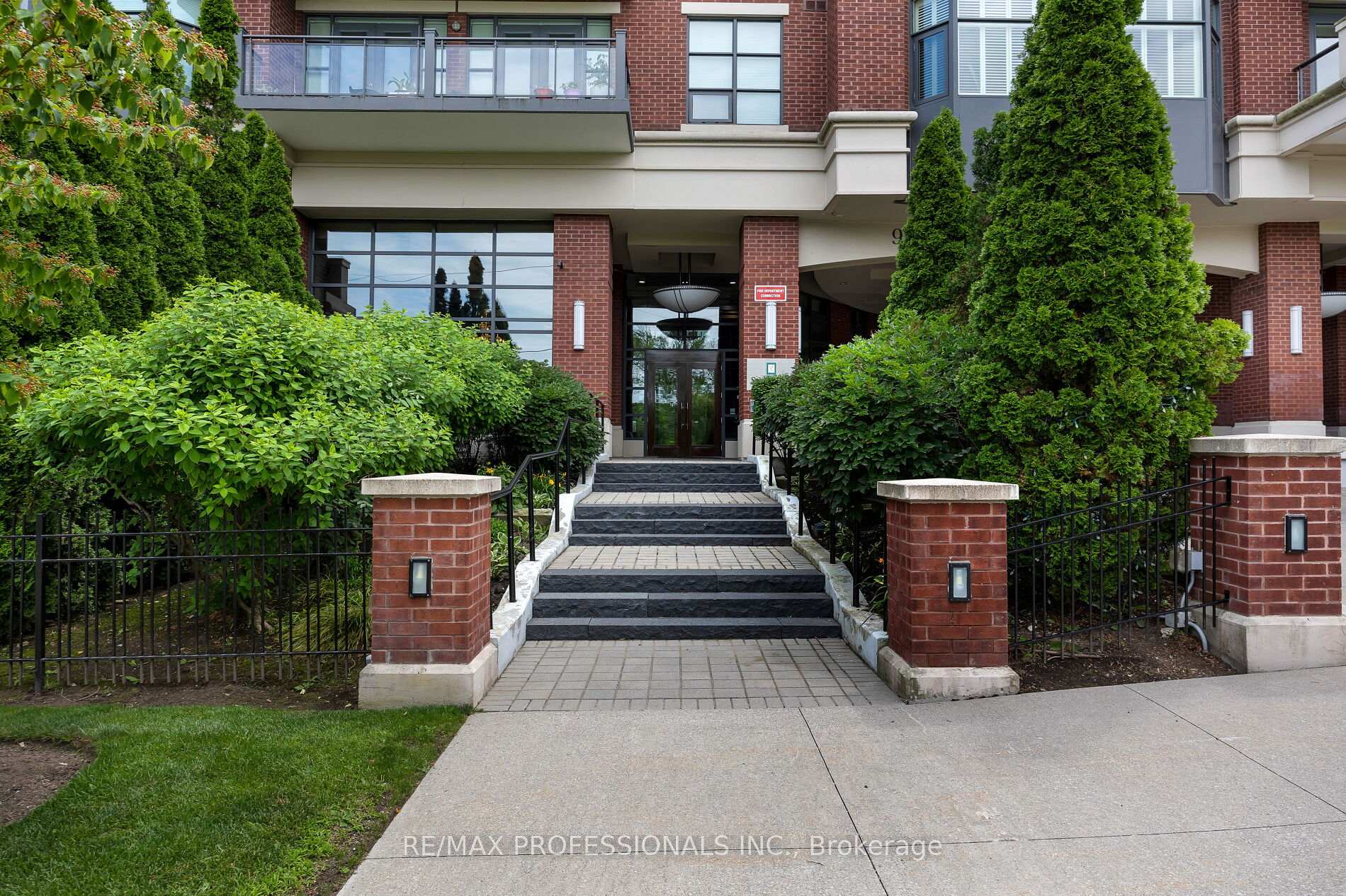 3 Bedrooms Condo at 9 Burnhamthorpe, Toronto For sale