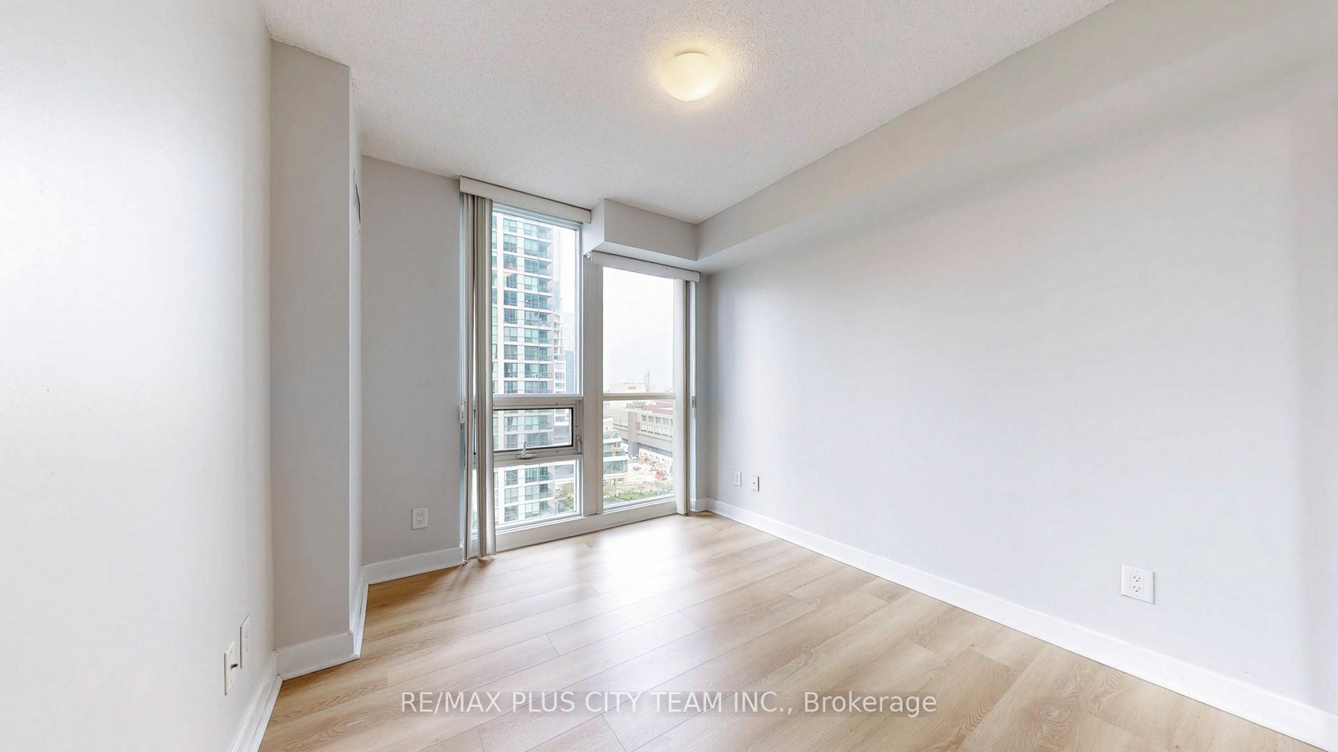 2 Bedrooms Condo at 18 Harbour, Toronto For sale