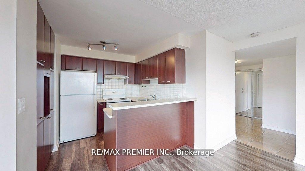 2 Bedrooms Condo at 36 Lee Centre, Toronto For sale