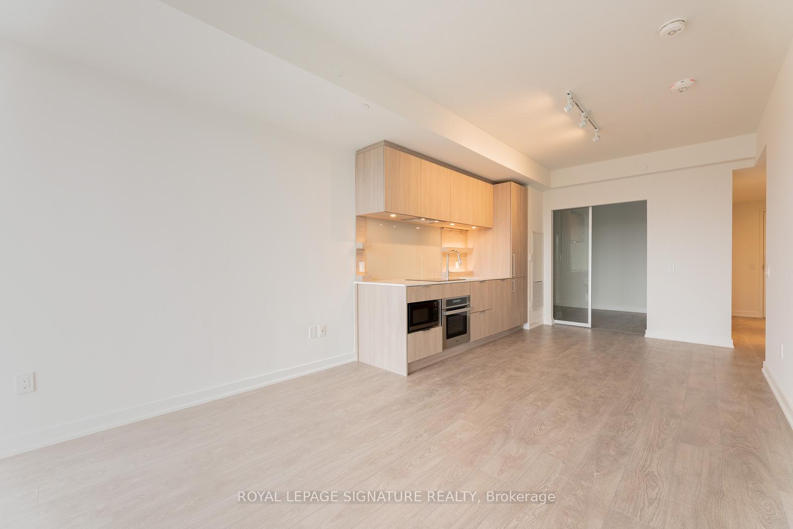 2 Bedrooms Condo at 28 Ann, Mississauga For sale