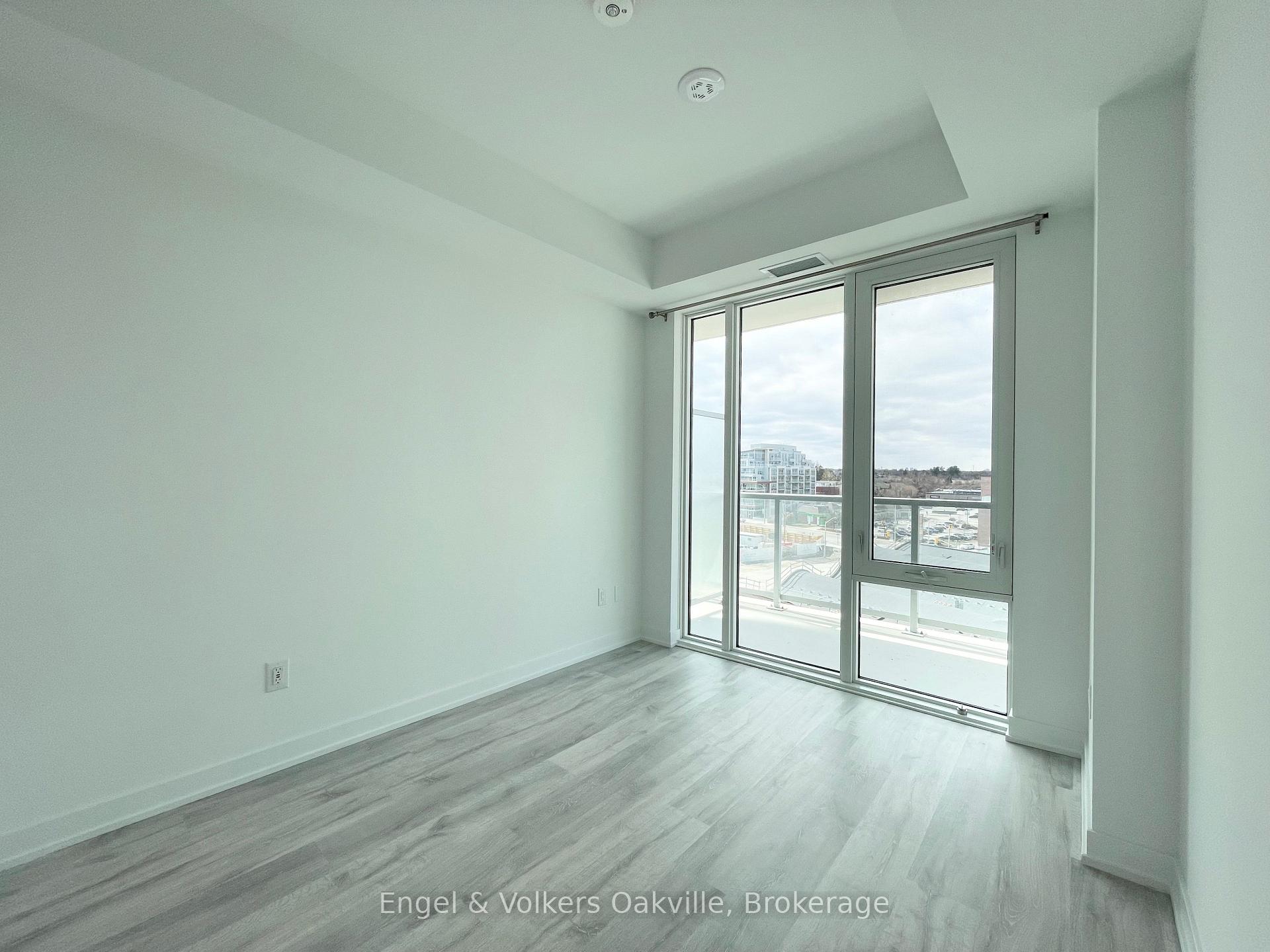 2 Bedrooms Condo at 220 Missinnihe, Mississauga For sale