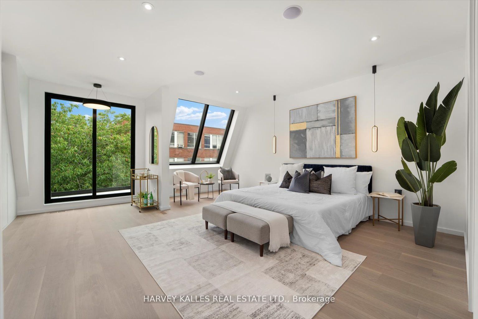 697 Richmond Street W