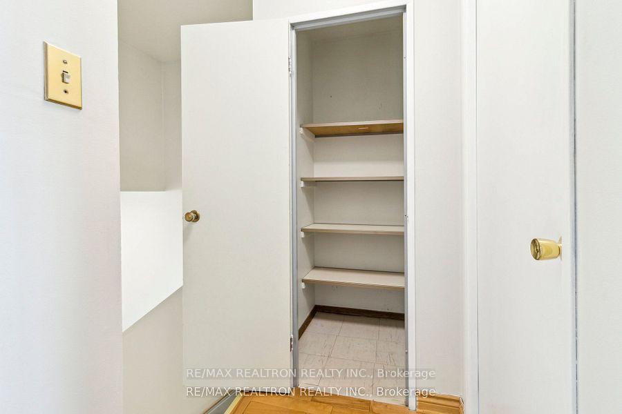 3 Bedrooms Condo at 44 Chester Le, Toronto For sale