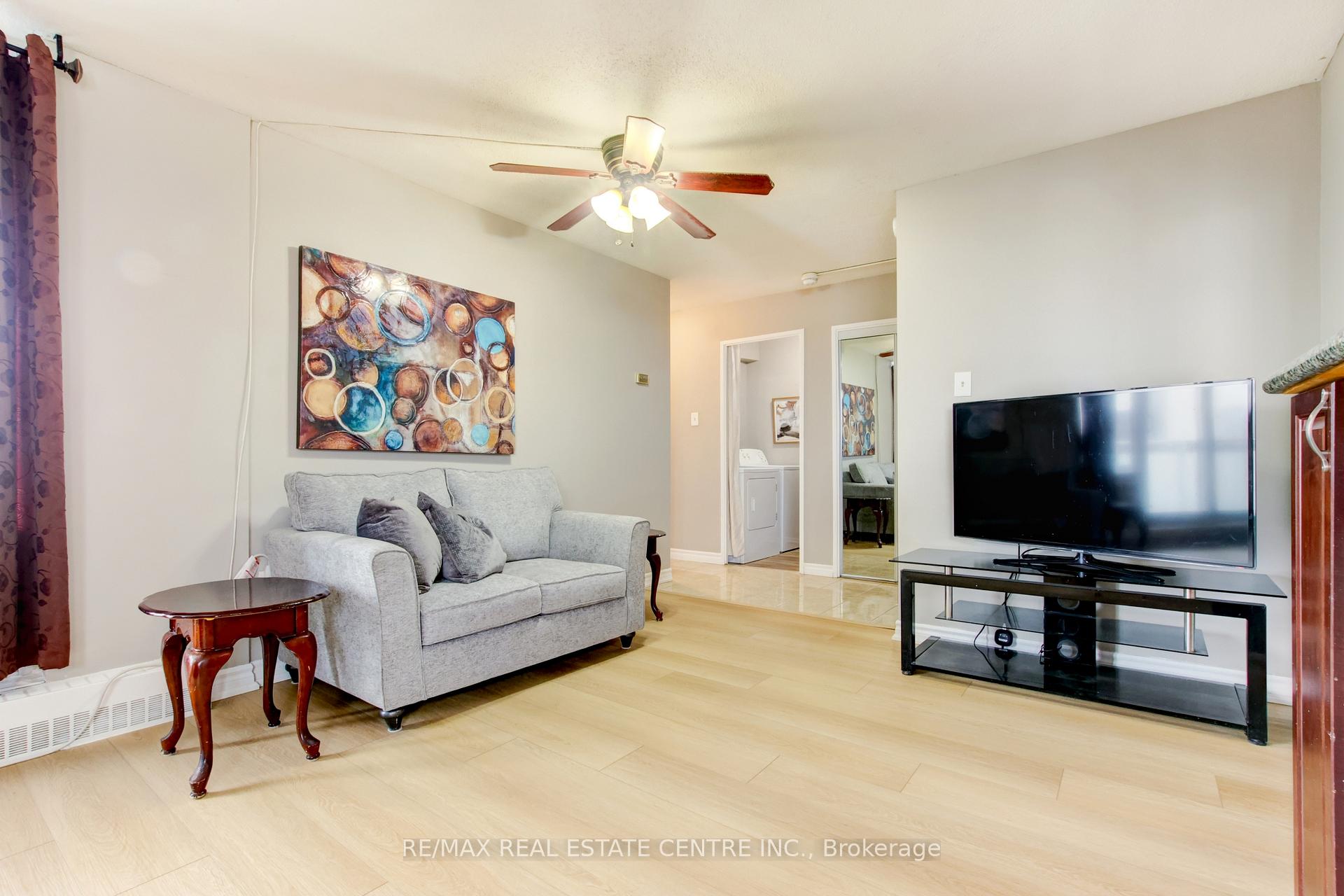 3 Bedrooms Condo at 2345 Confederation, Mississauga For sale