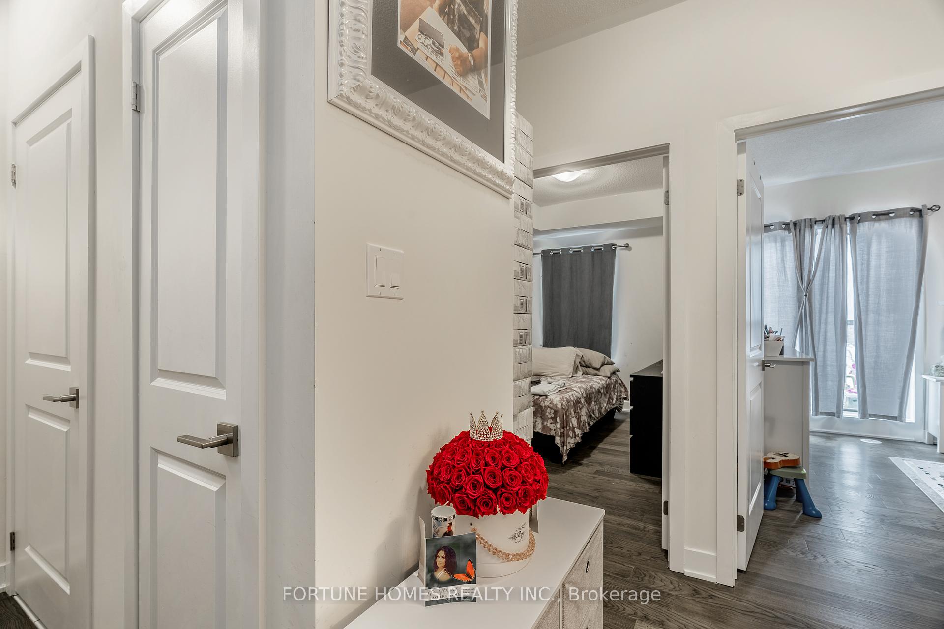 3 Bedrooms Condo at 39 John Perkins Bull, Toronto For sale