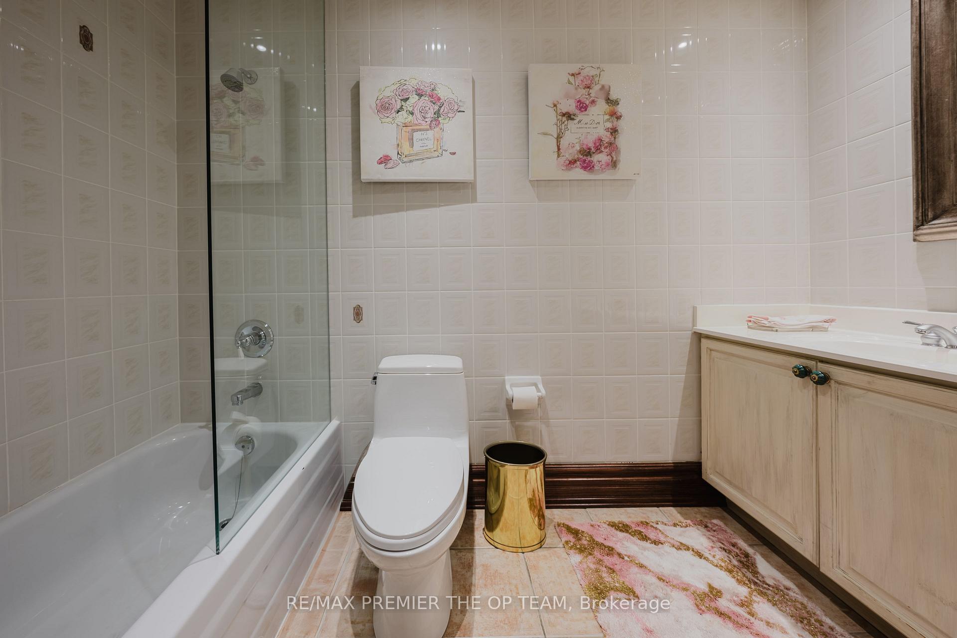 2 Bedrooms Condo at 121 Woodbridge, Vaughan For sale