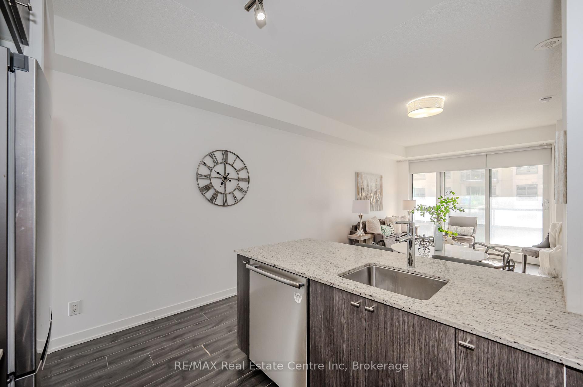 2 Bedrooms Condo at 18 Rean, Toronto For sale