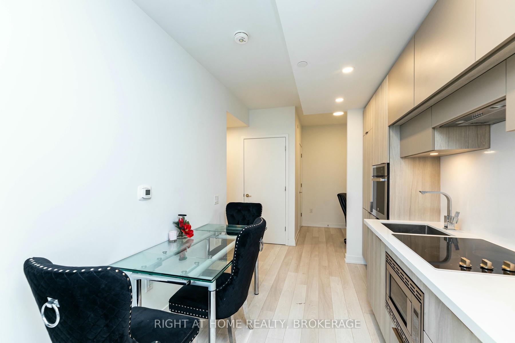 2 Bedrooms Condo at 39 Roehampton, Toronto For sale