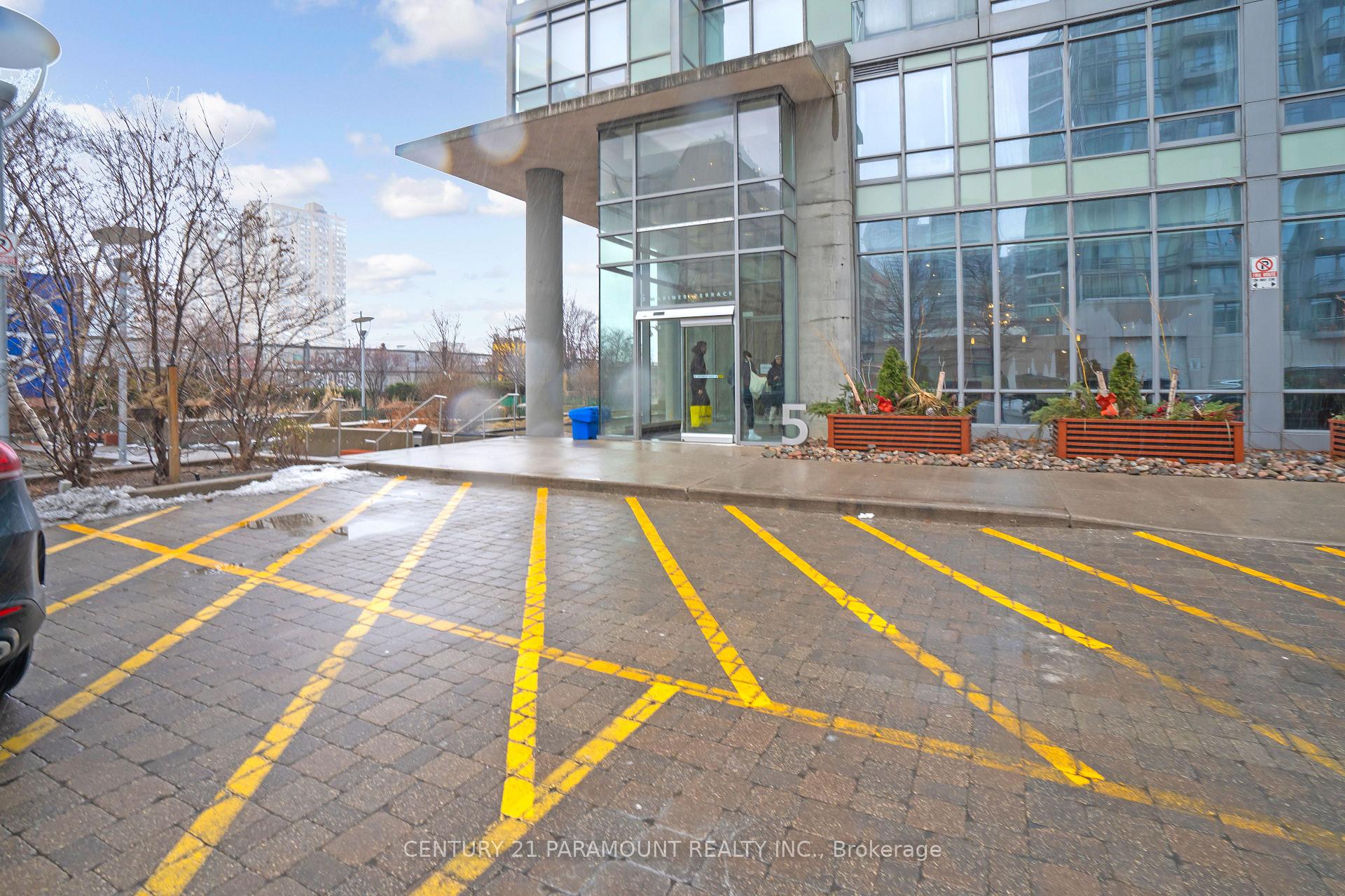 1 Bedroom Condo at 5 Mariner,  Toronto For sale