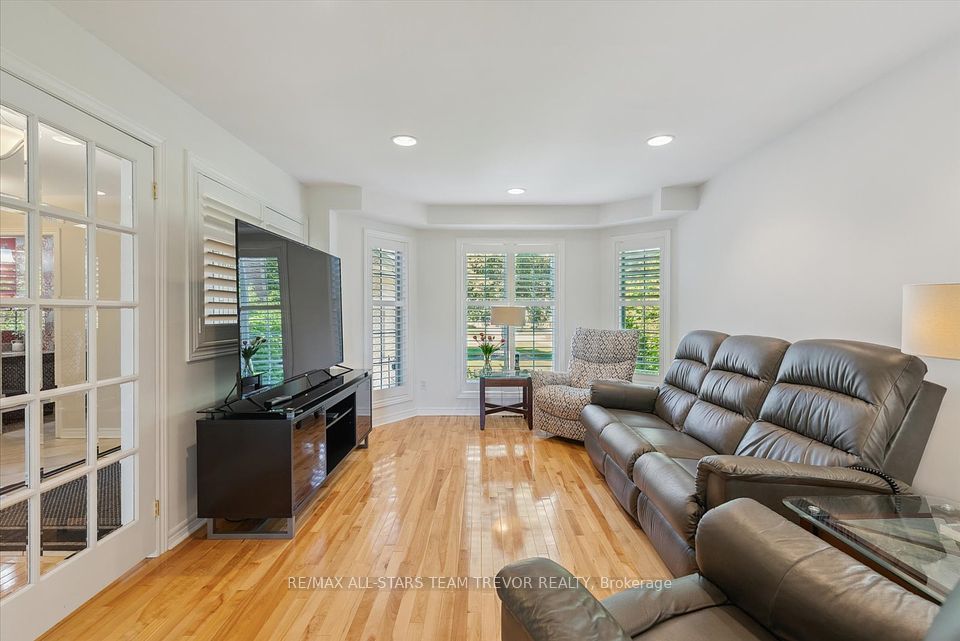 31 Riveredge Drive, Georgina, ON L4P 2N8