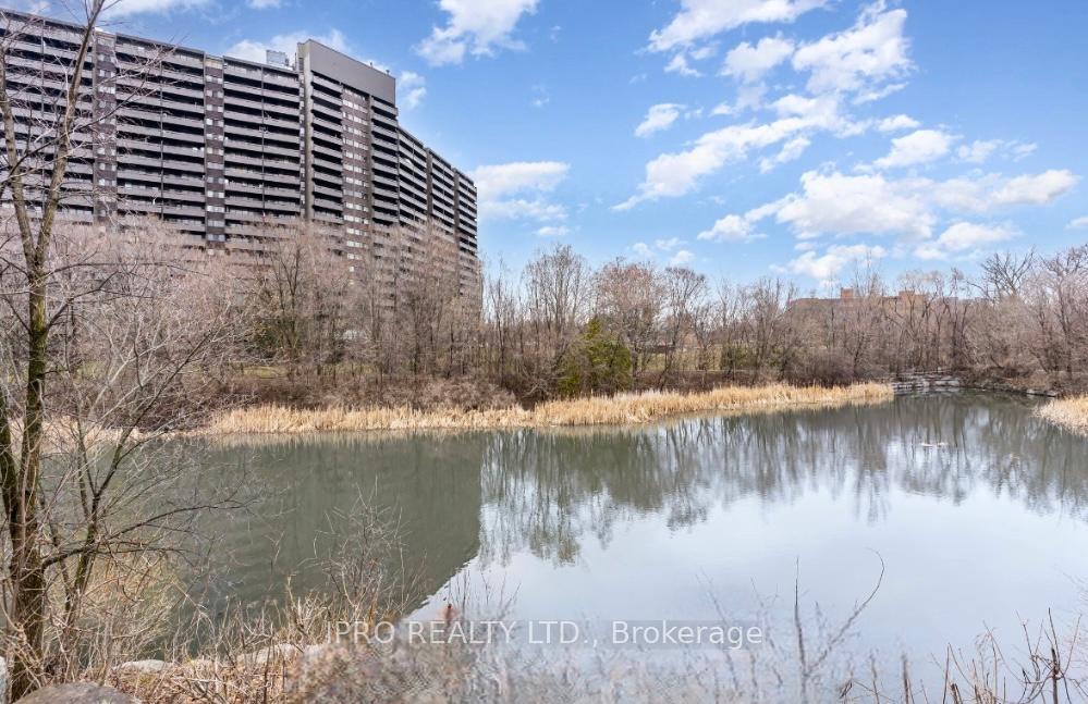 3 Bedrooms Condo at 11 Wincott,  Toronto For sale