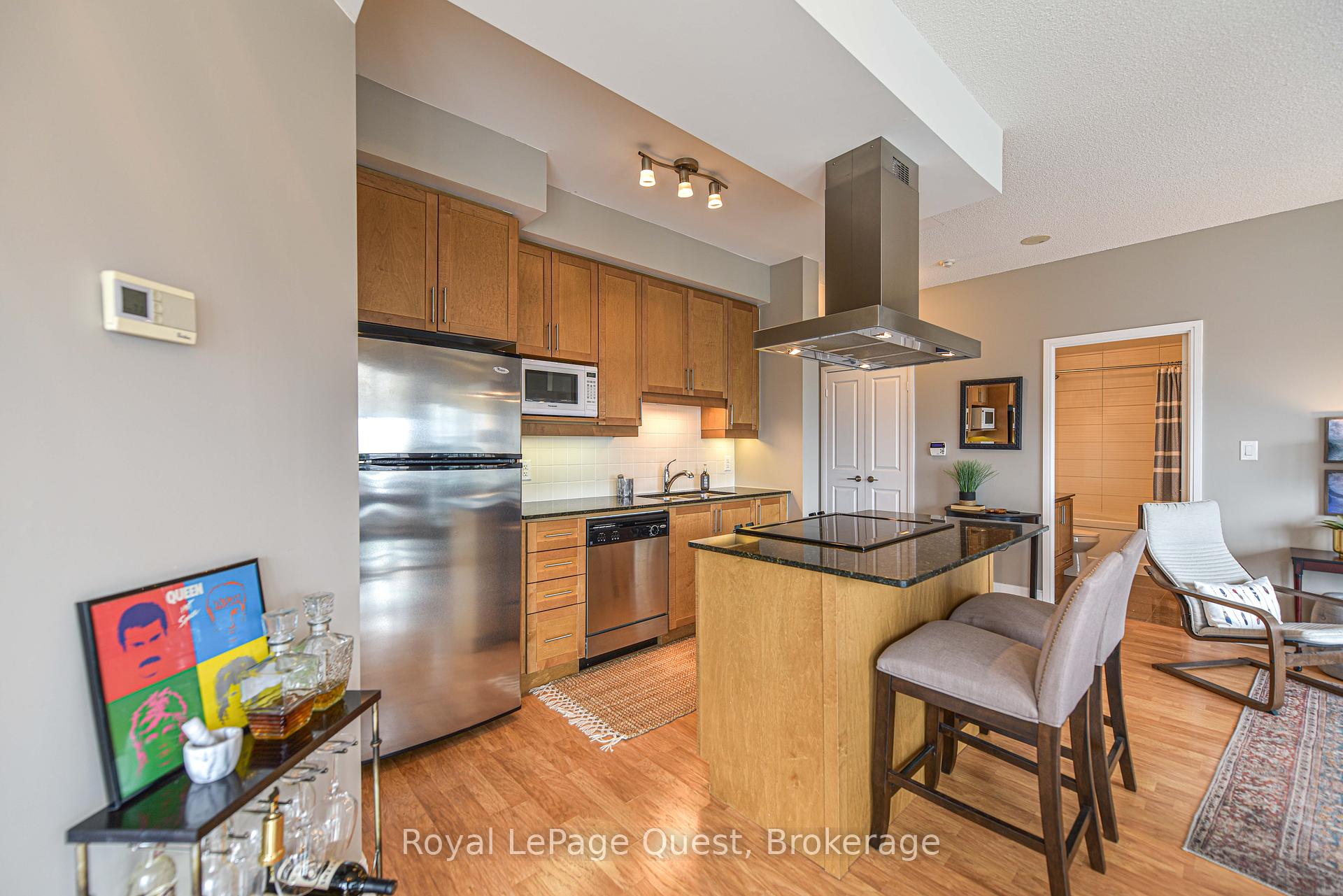 2 Bedrooms Condo at 50 Absolute, Mississauga For sale