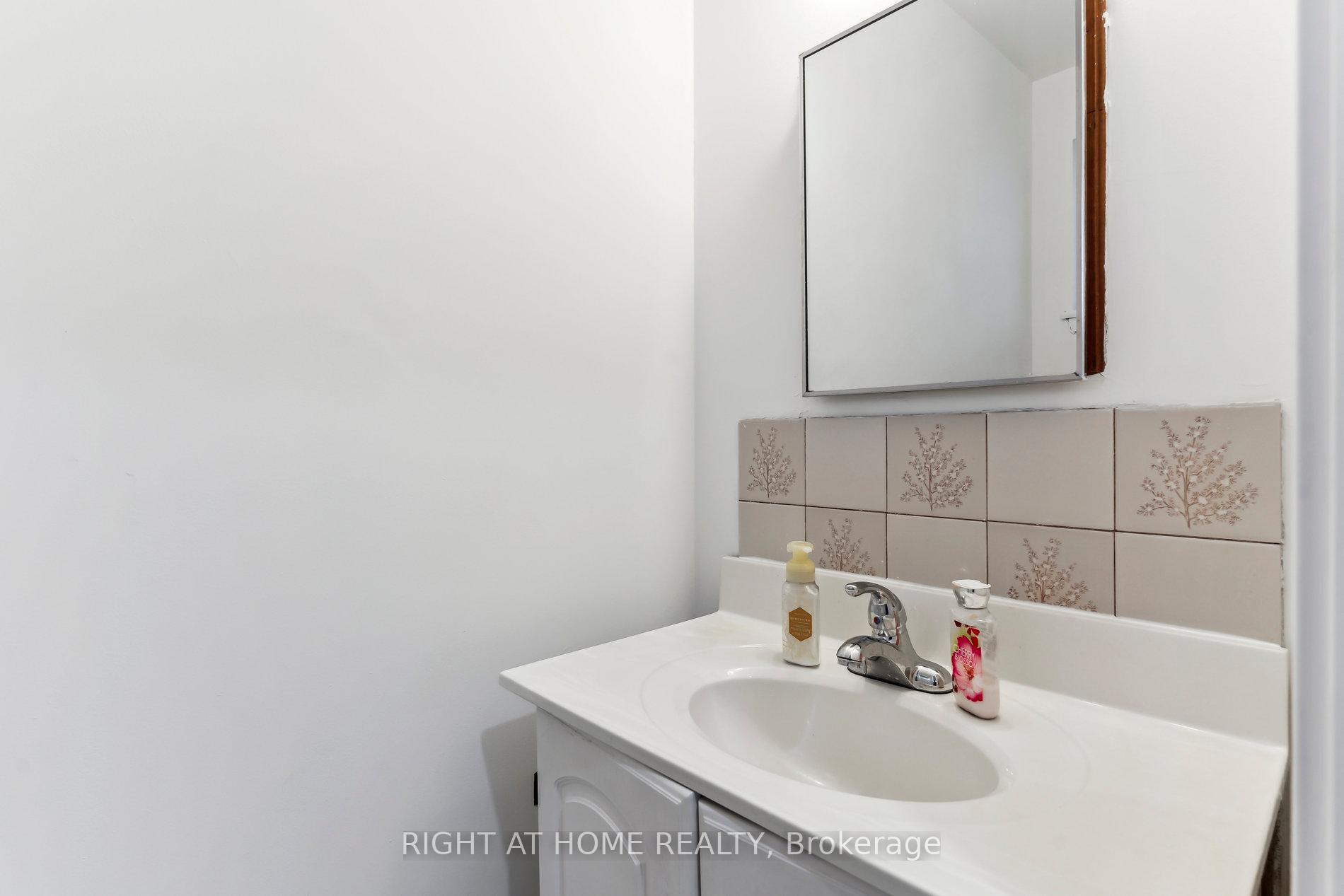 6 Bedrooms Condo at 44 Chester Le, Toronto For sale