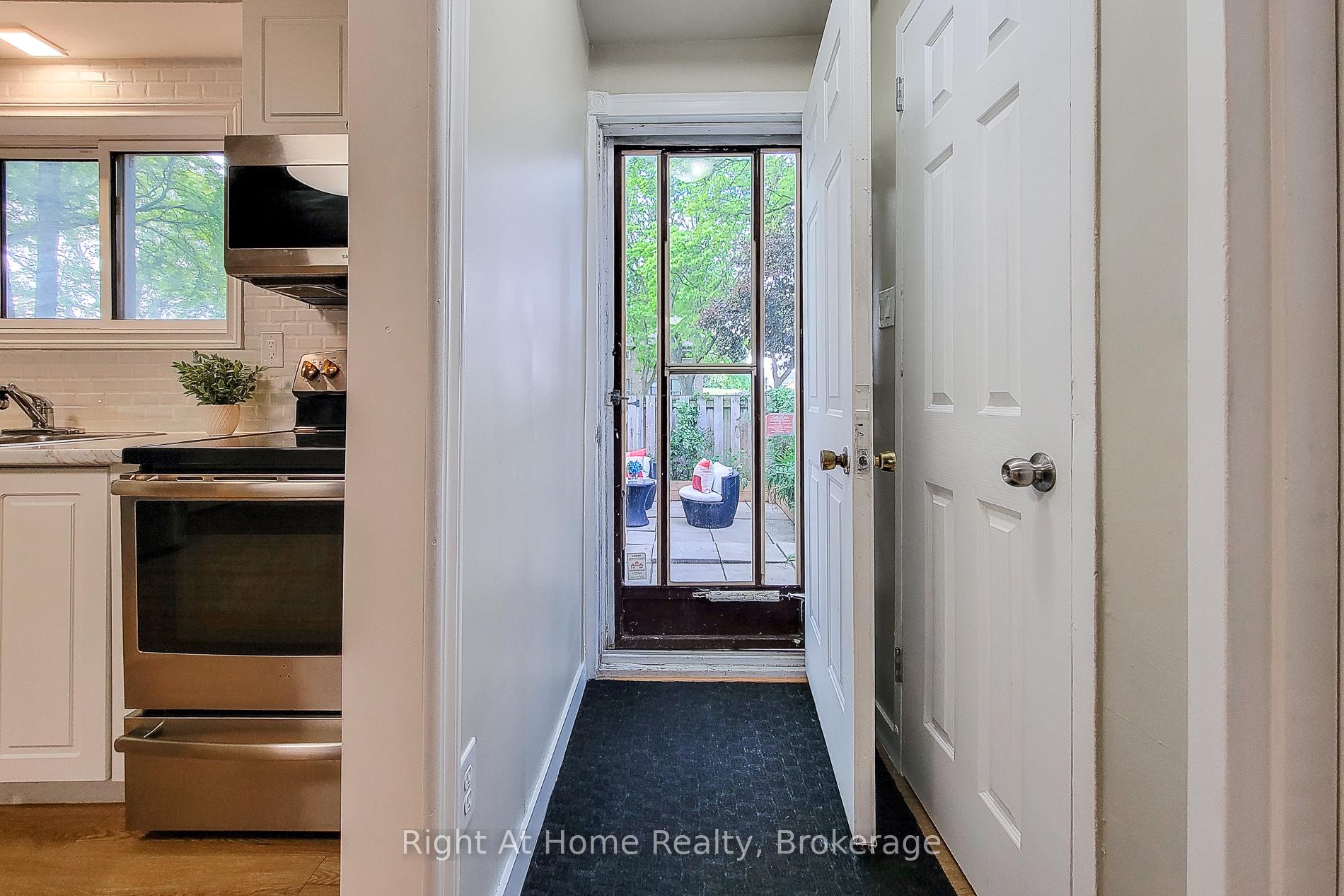 3 Bedrooms Condo at 8 Glenburn, Hamilton For sale