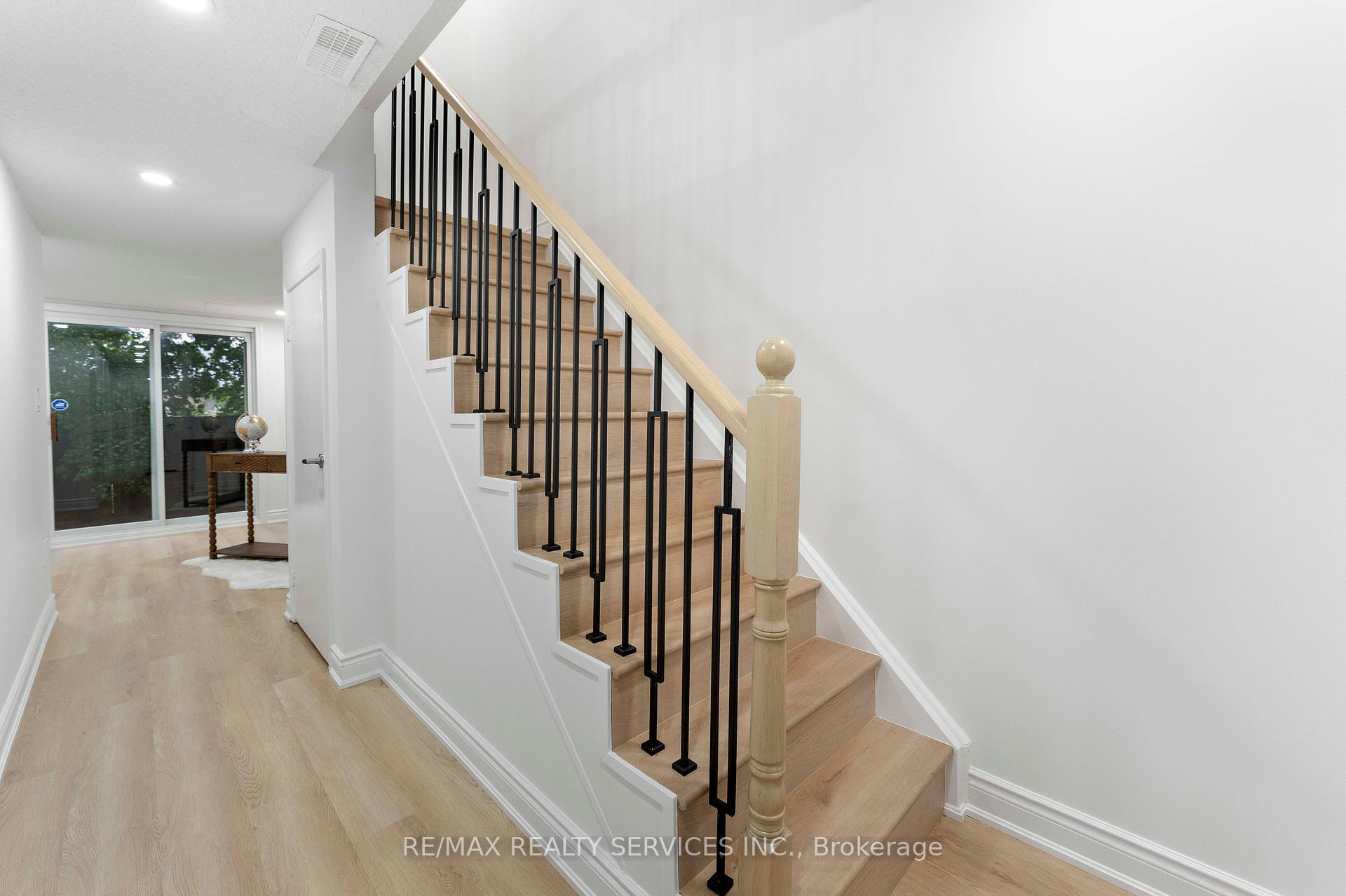 4 Bedrooms Condo at 80 Acorn, Mississauga For sale