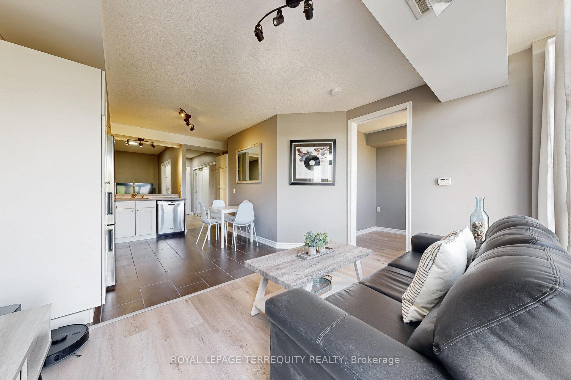 2 Bedrooms Condo at 200 Burnhamthorpe, Mississauga For sale