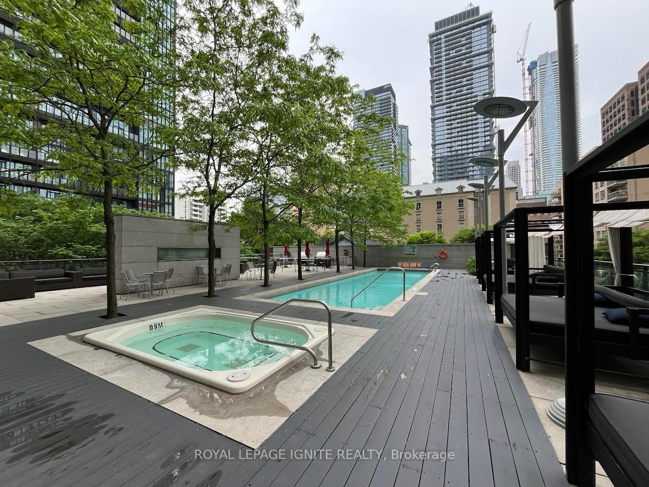 2 Bedrooms Condo at 110 Charles, Toronto For sale