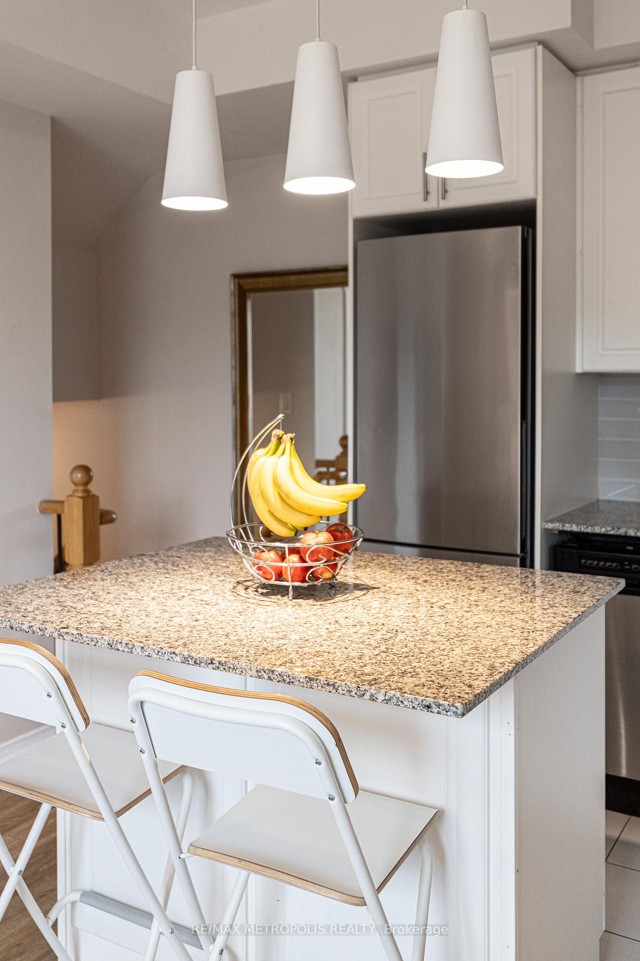 2 Bedrooms Condo at 24 Fieldway,  Toronto For sale