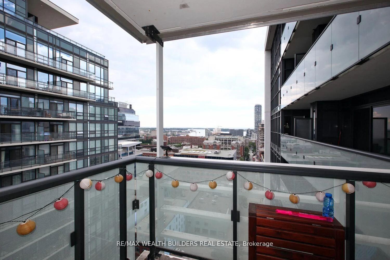 2 Bedrooms Condo at 400 Adelaide, Toronto For sale