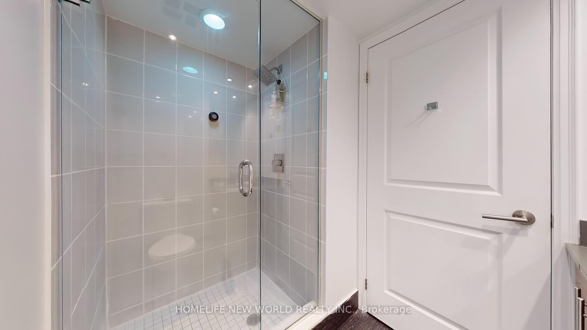 2 Bedrooms Condo at 400 Adelaide, Toronto For sale