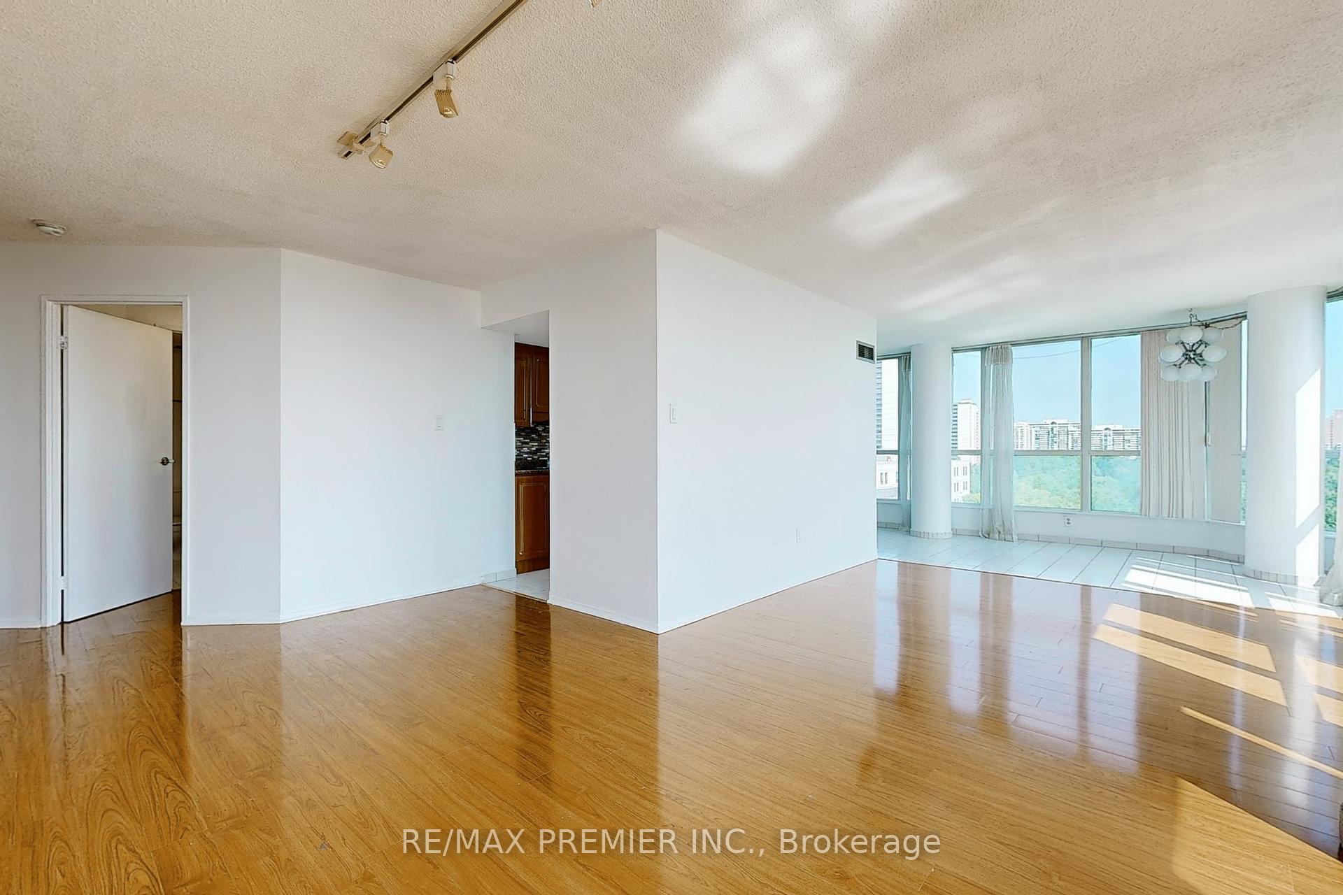 3 Bedrooms Condo at 1 Rowntree, Toronto For sale