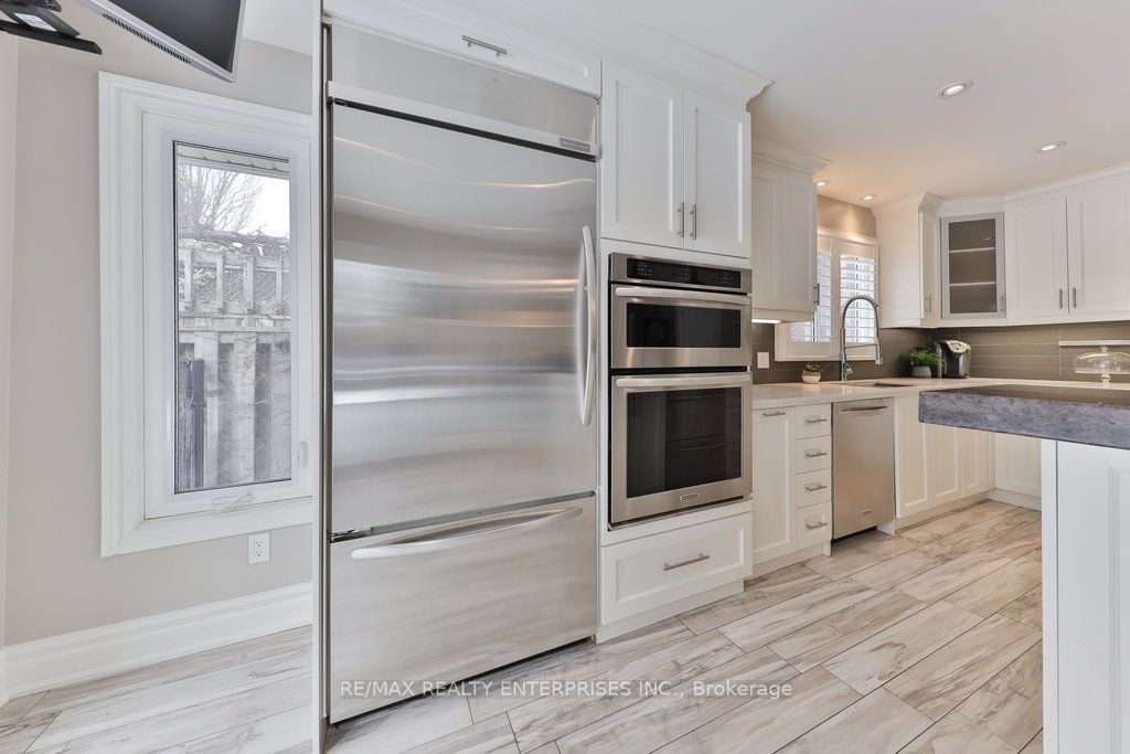 1076 Red Pine Crescent