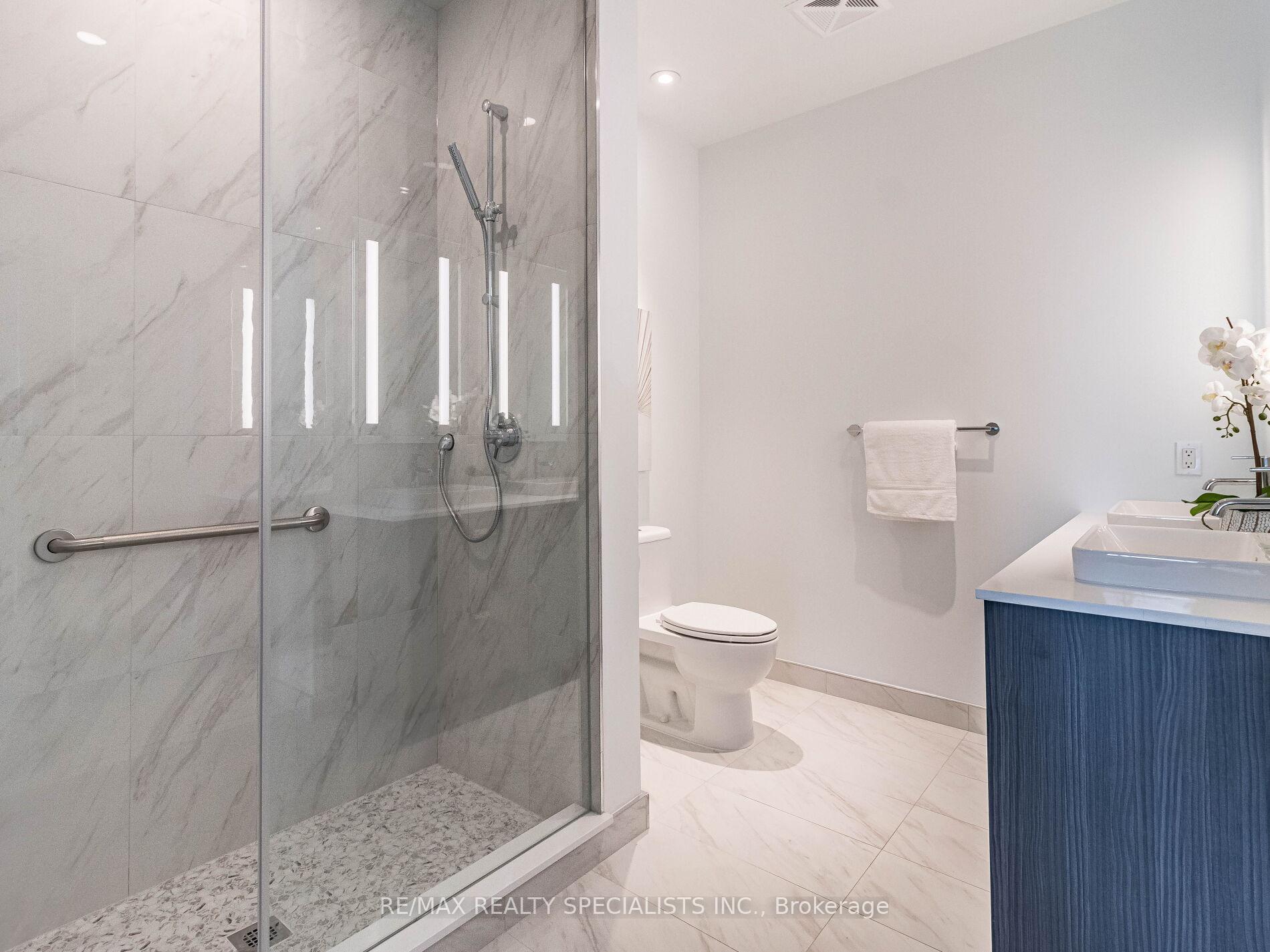 3 Bedrooms Condo at 480 Front,  Toronto For sale
