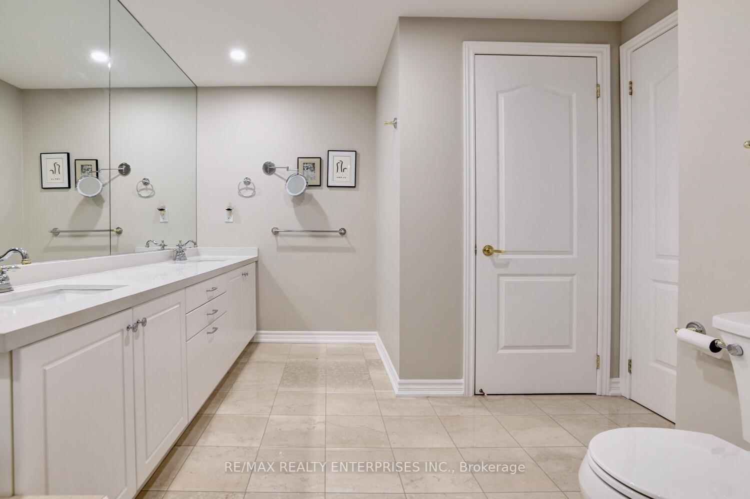 3 Bedrooms Condo at 1900 The Collegeway, Mississauga For sale