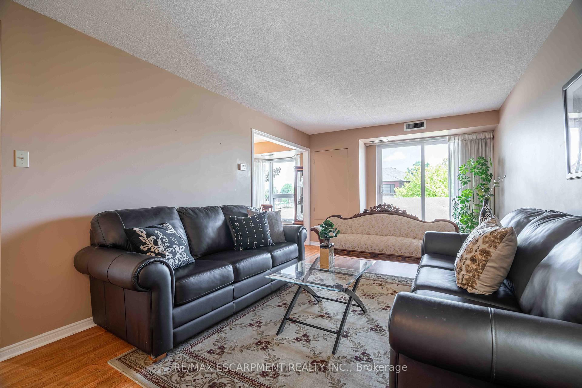 2 Bedrooms Condo at 416 Limeridge, Hamilton For sale