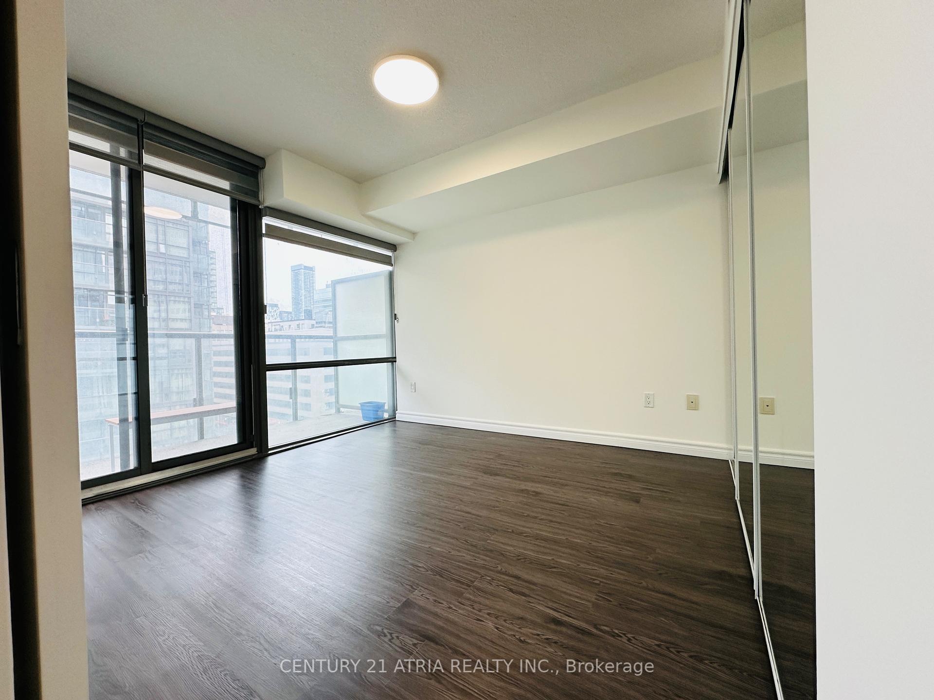 2 Bedrooms Condo at 37 Grosvenor,  Toronto For sale