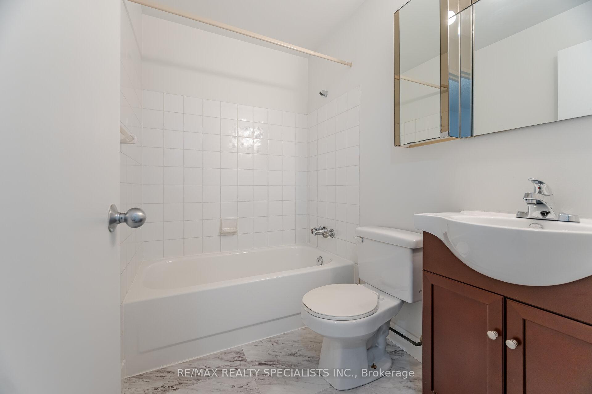 2 Bedrooms Condo at 61 Markbrook, Toronto For sale