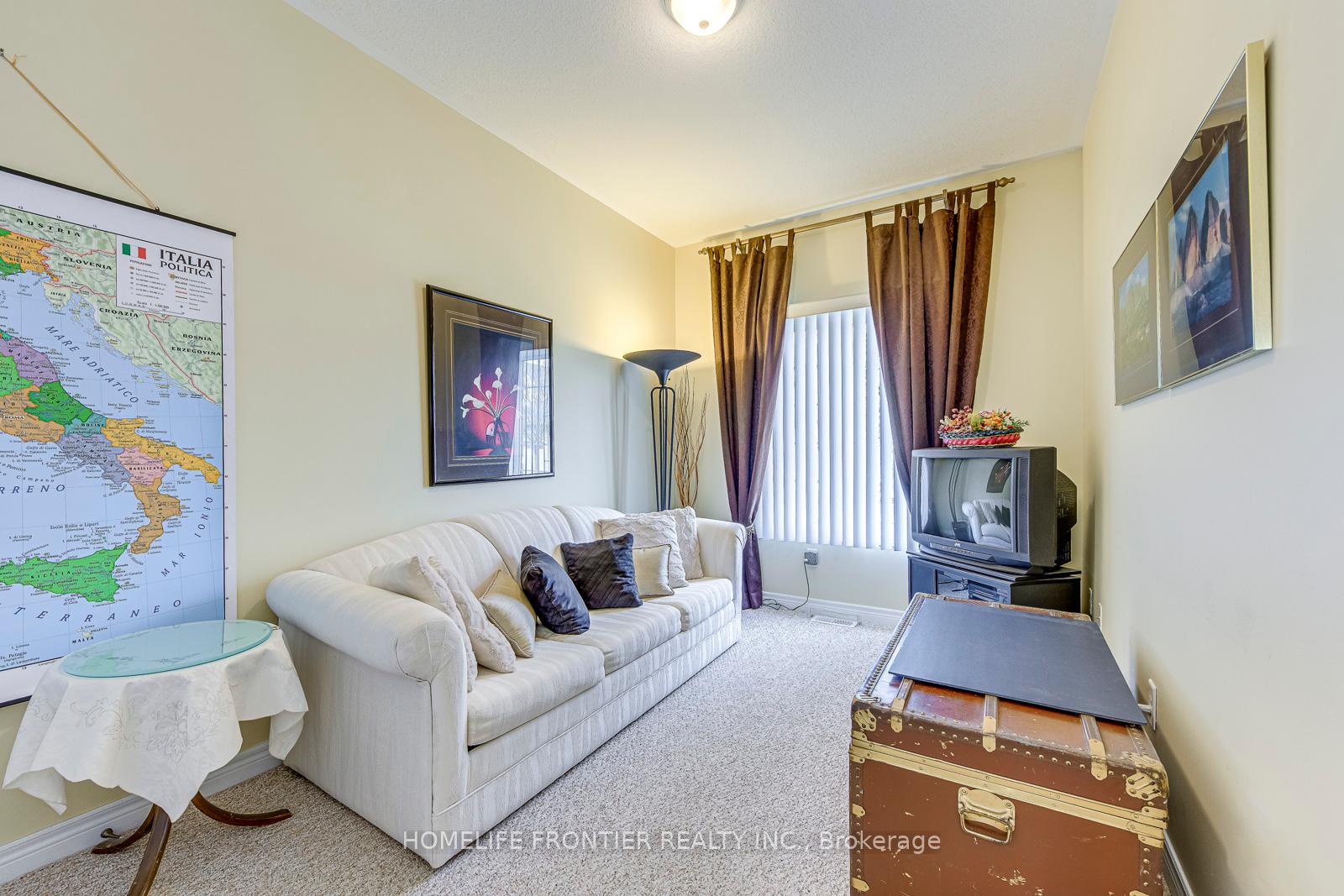 4 Bedrooms Condo at 90 Oakhampton,  Hamilton For sale