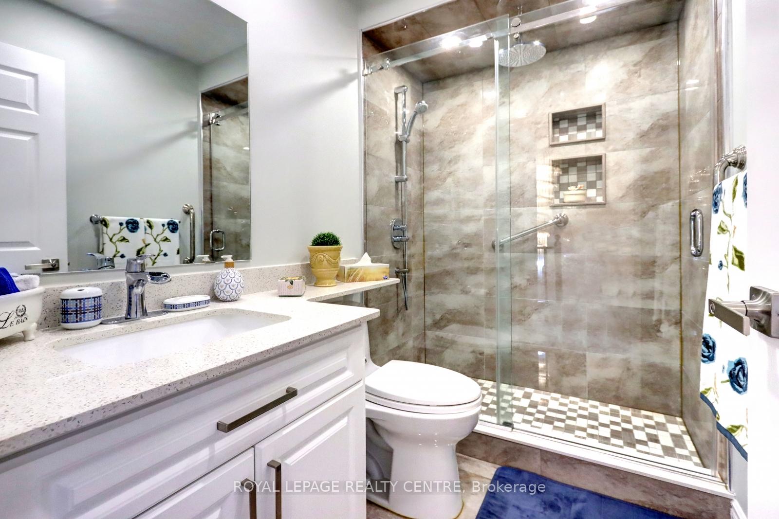 3 Bedrooms Condo at 5230 Glen Erin, Mississauga For sale