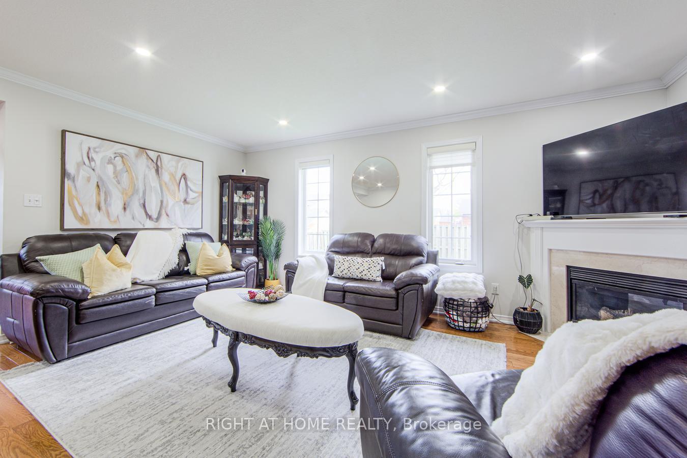 3 Bedrooms Condo at 7 Southside, Hamilton For sale