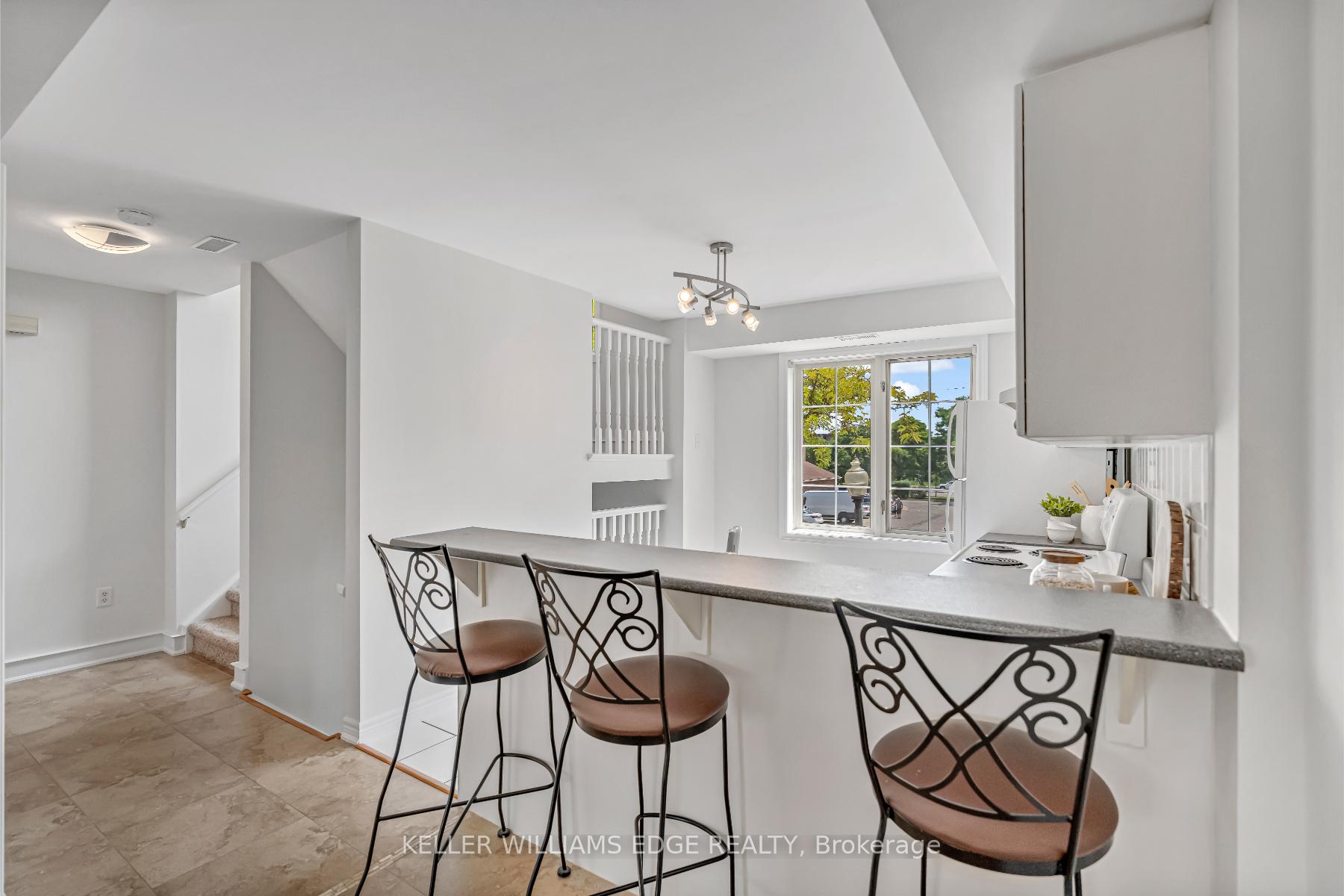 2 Bedrooms Condo at 4045 Upper Middle, Burlington For sale