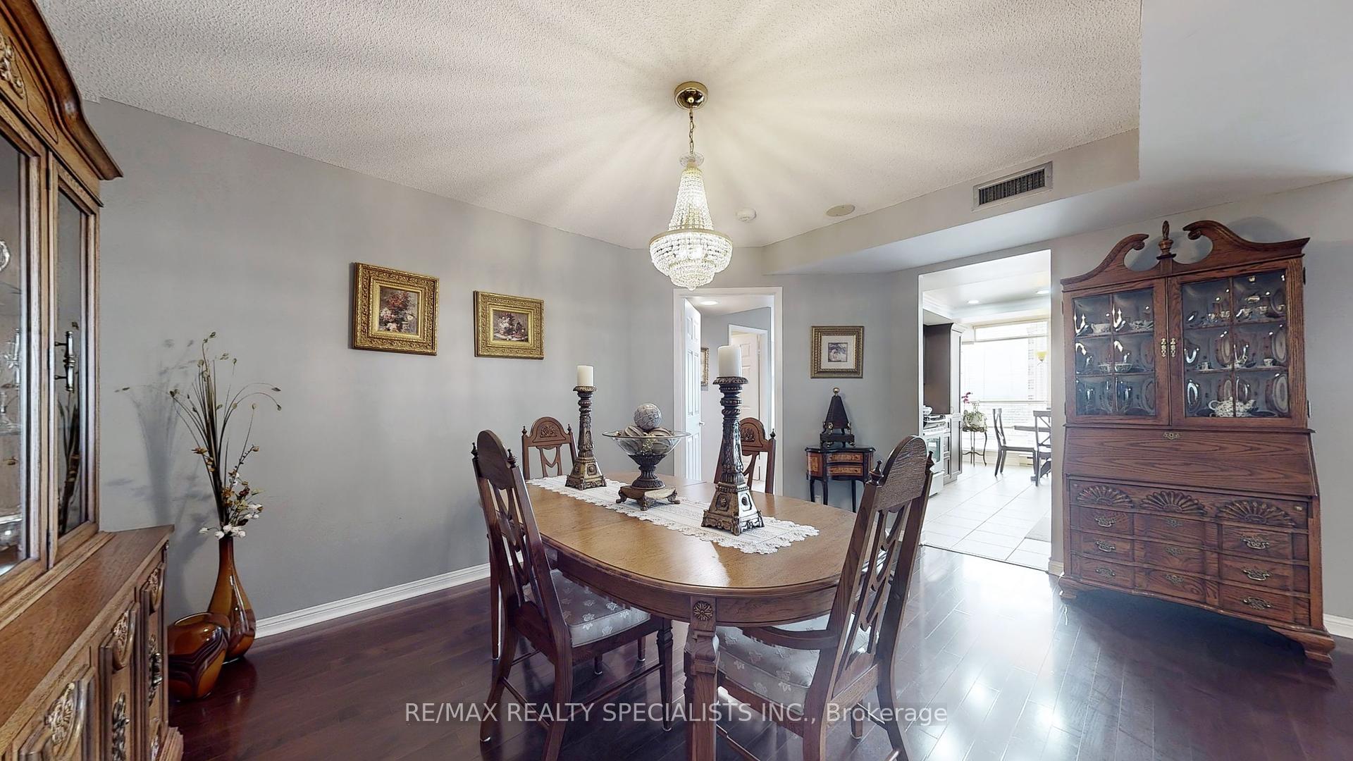2 Bedrooms Condo at 45 Kingsbridge Garden, Mississauga For sale