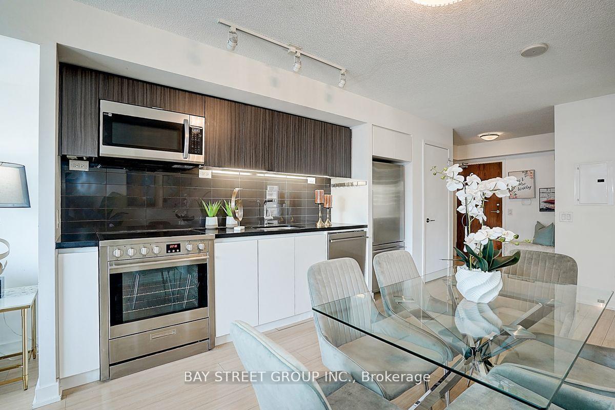 2 Bedrooms Condo at 85 Queens Wharf, Toronto For sale