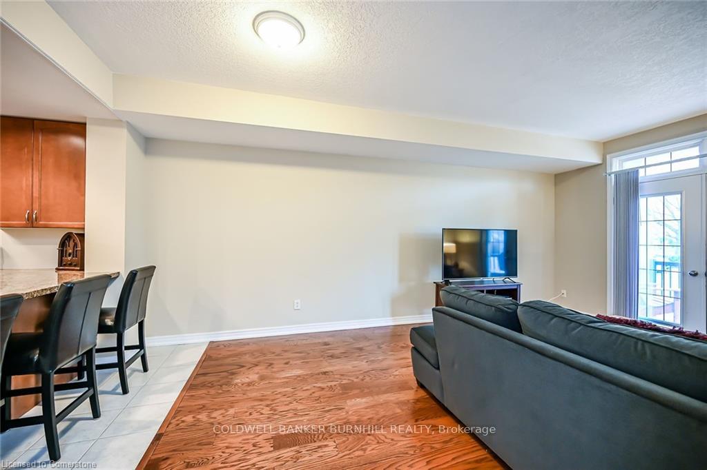 2 Bedrooms Condo at 396 Plains,  Burlington For sale