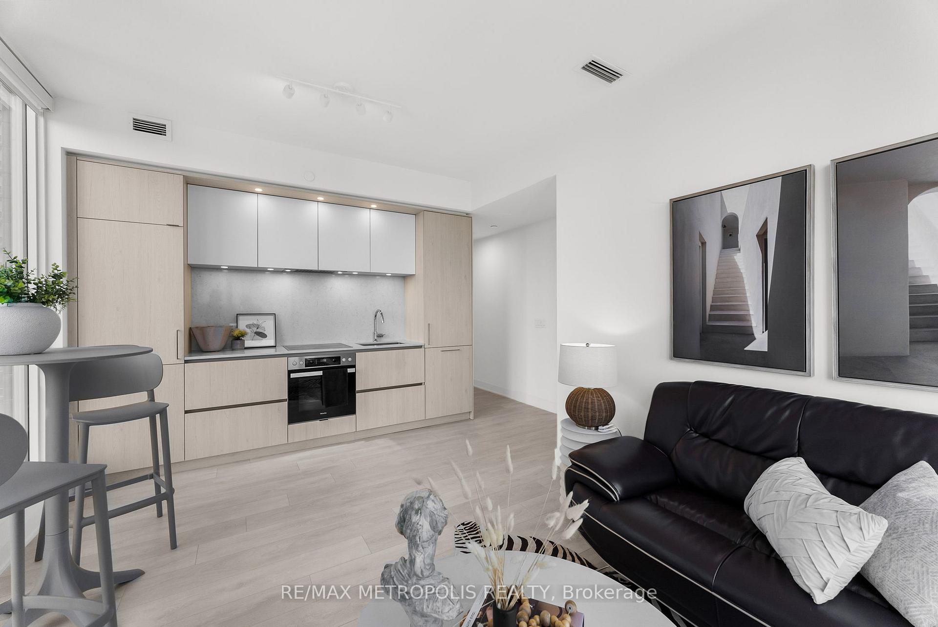 2 Bedrooms Condo at 15 Mercer, Toronto For sale