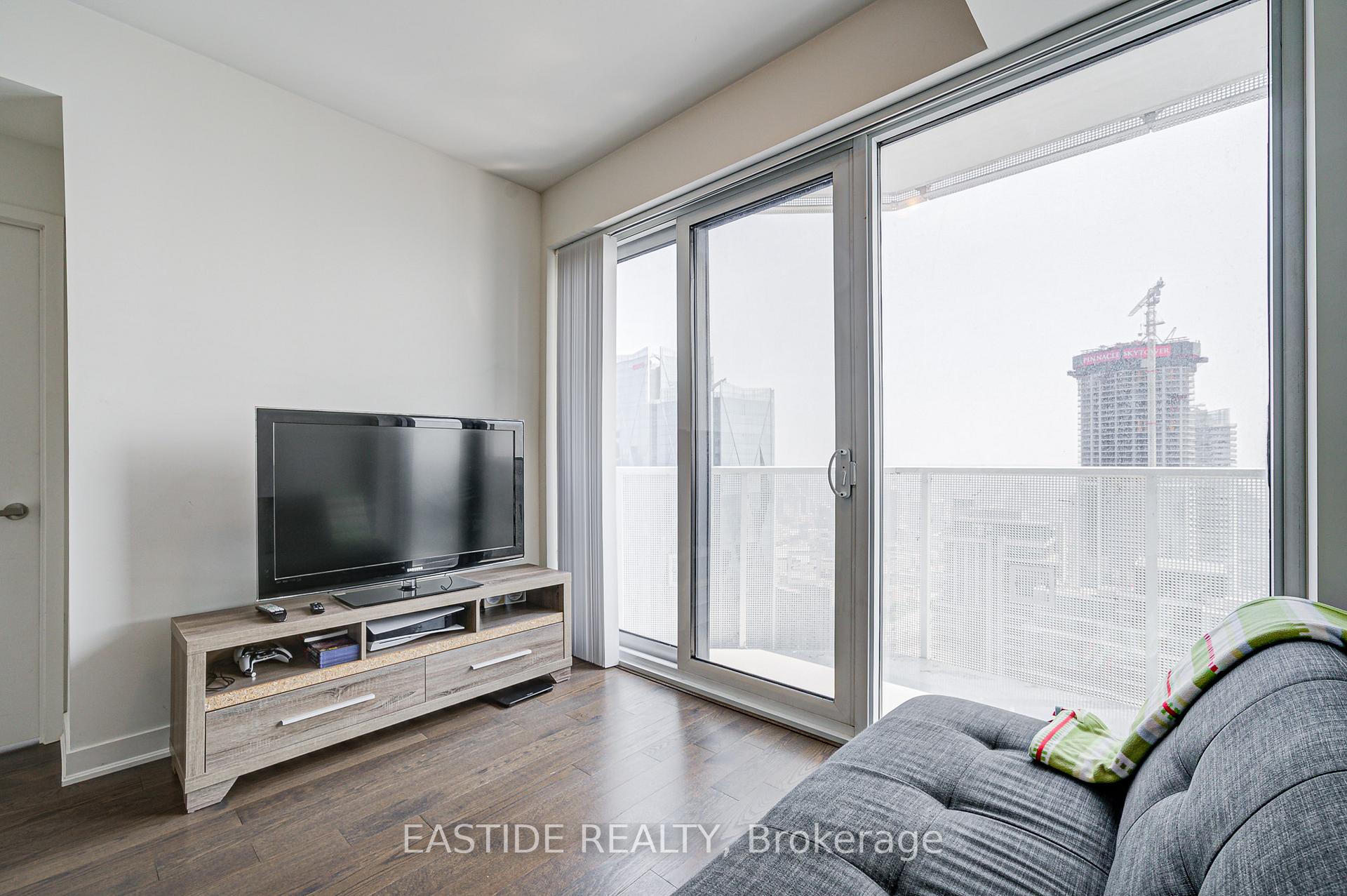 2 Bedrooms Condo at 88 Harbour, Toronto For sale
