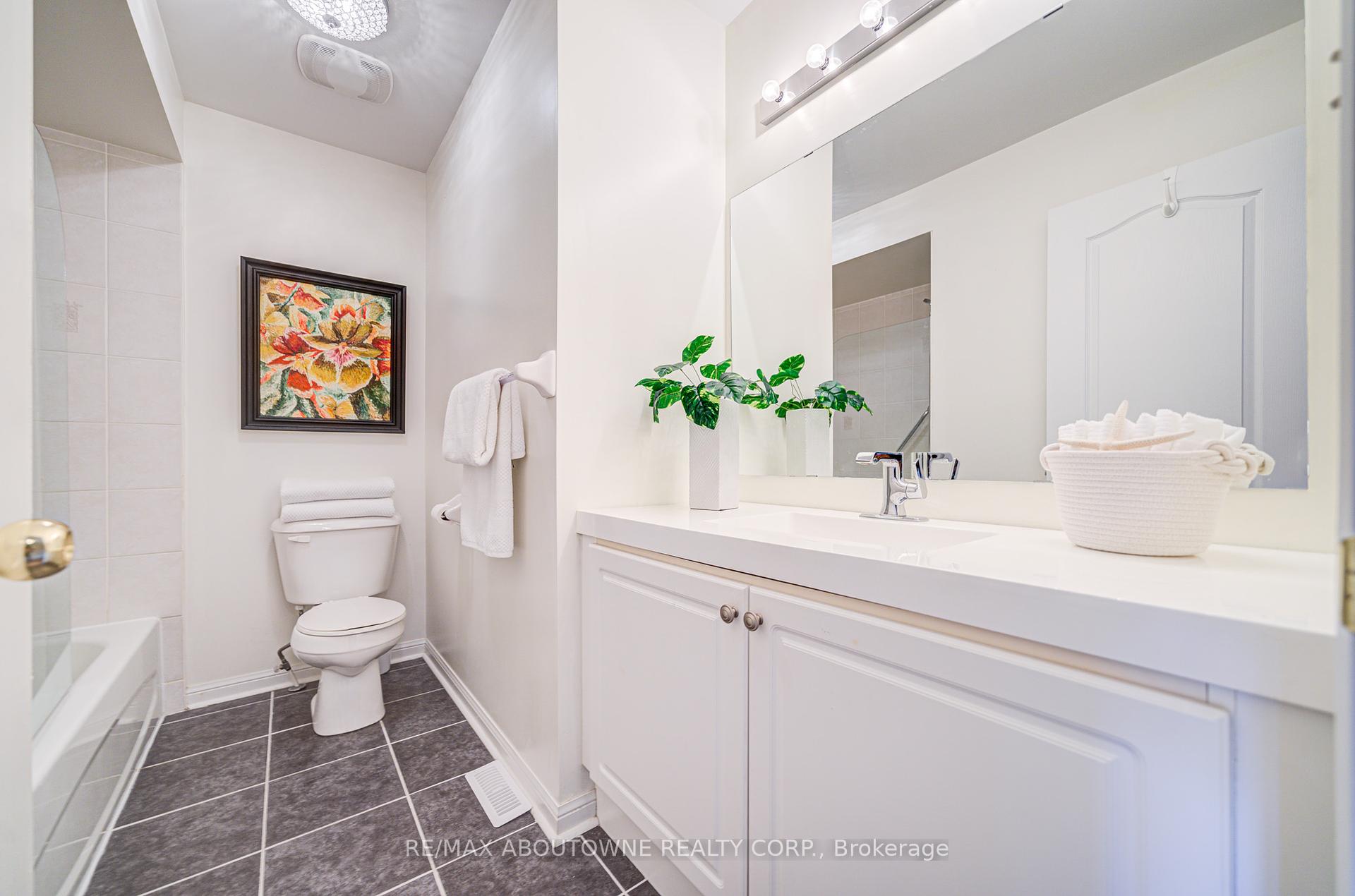 3 Bedrooms Condo at 470 Beach, Hamilton For sale