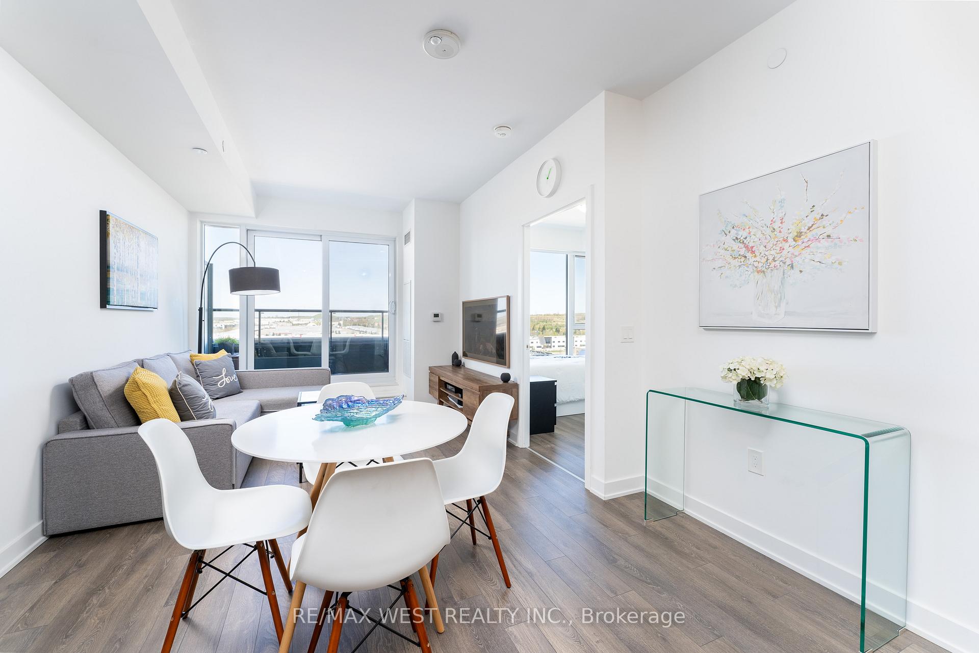 1 Bedroom Condo at 100 Eagle Rock, Vaughan For sale