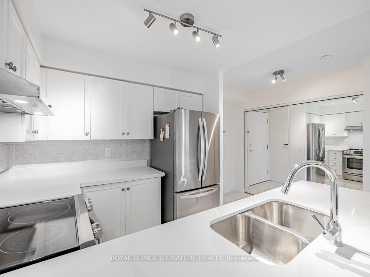 2 Bedrooms Condo at 35 Kingsbridge Garden, Mississauga For sale