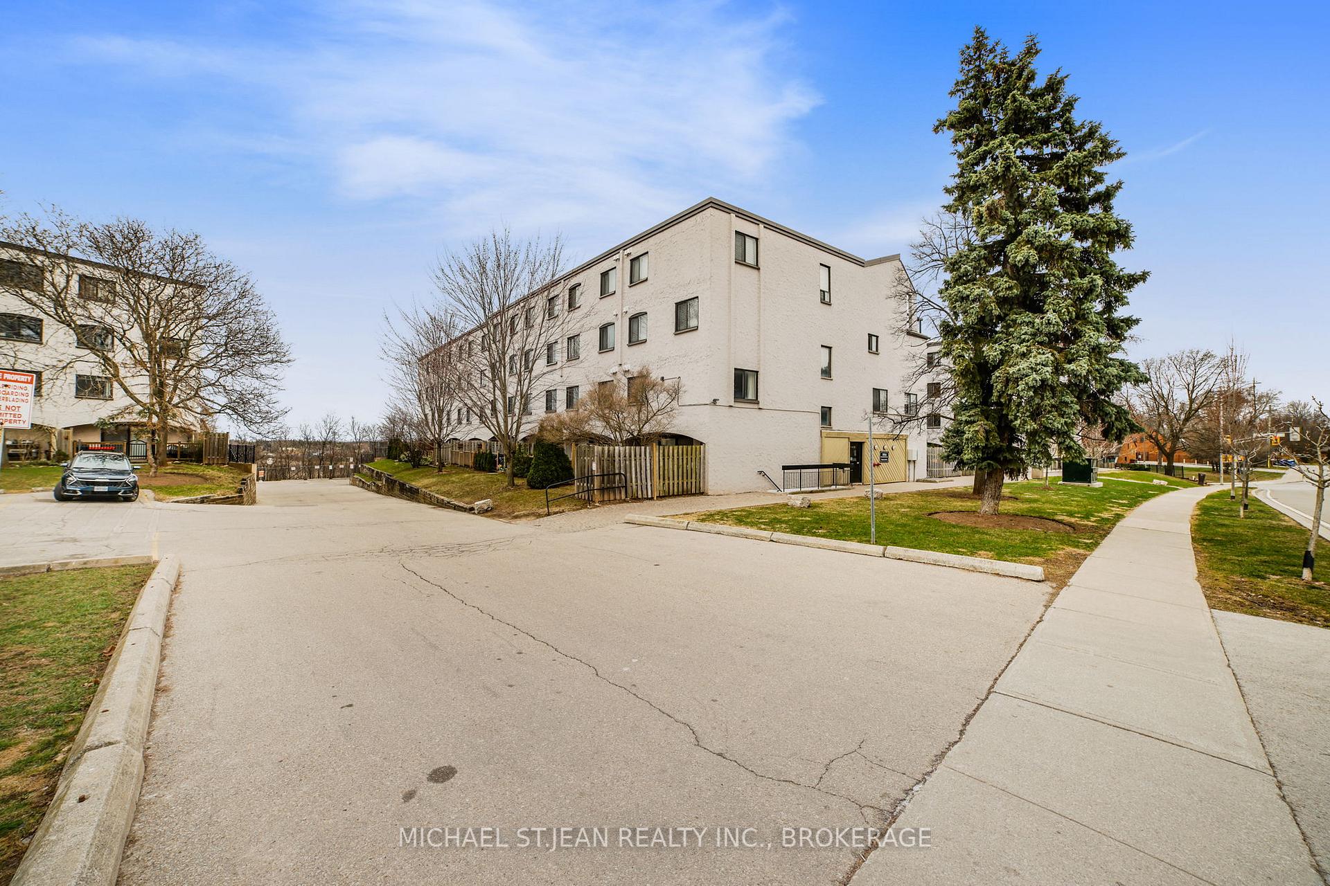 4 Bedrooms Condo at 1016 Falgarwood,  Oakville For sale